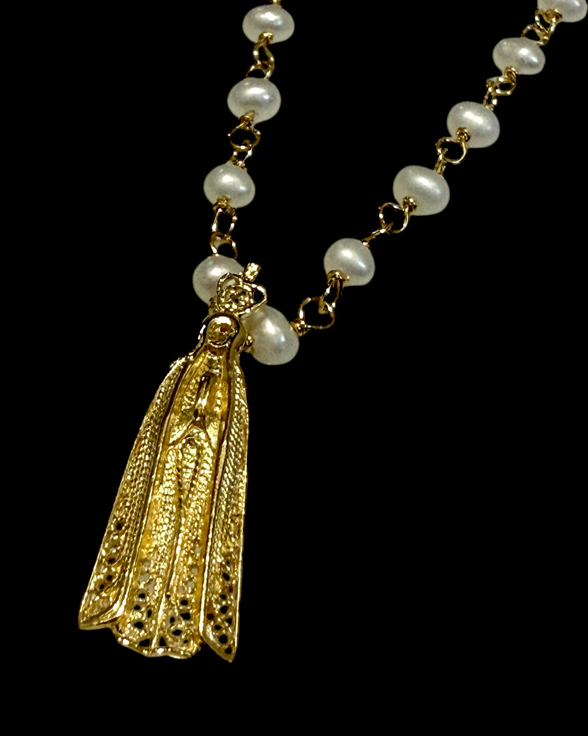 Pearl necklace with Our Lady of Fatima in gold-plated silver.
