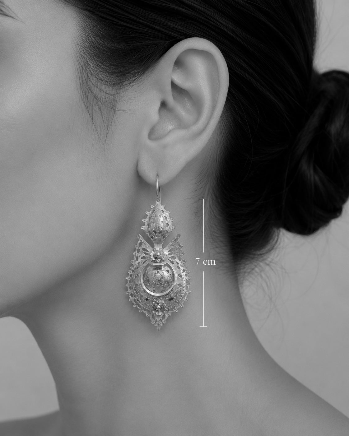 Queen Eggshell Earrings in Silver (with hook)