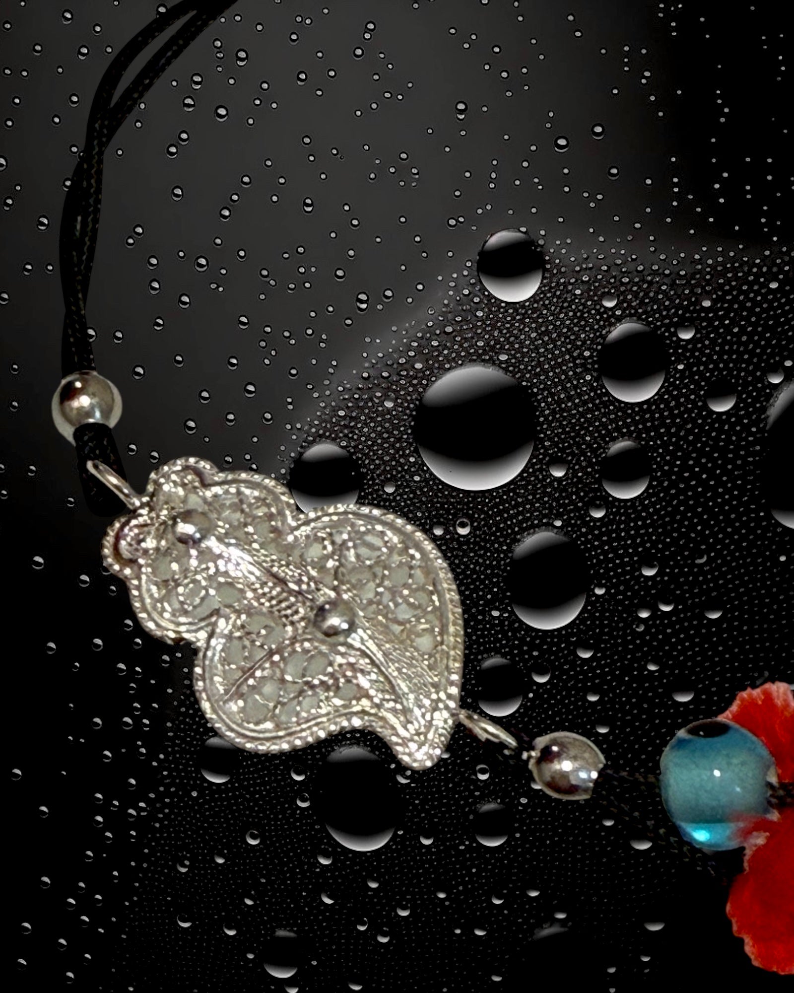 Pulseira Seda com Coração de Viana e Olho em Prata Branca