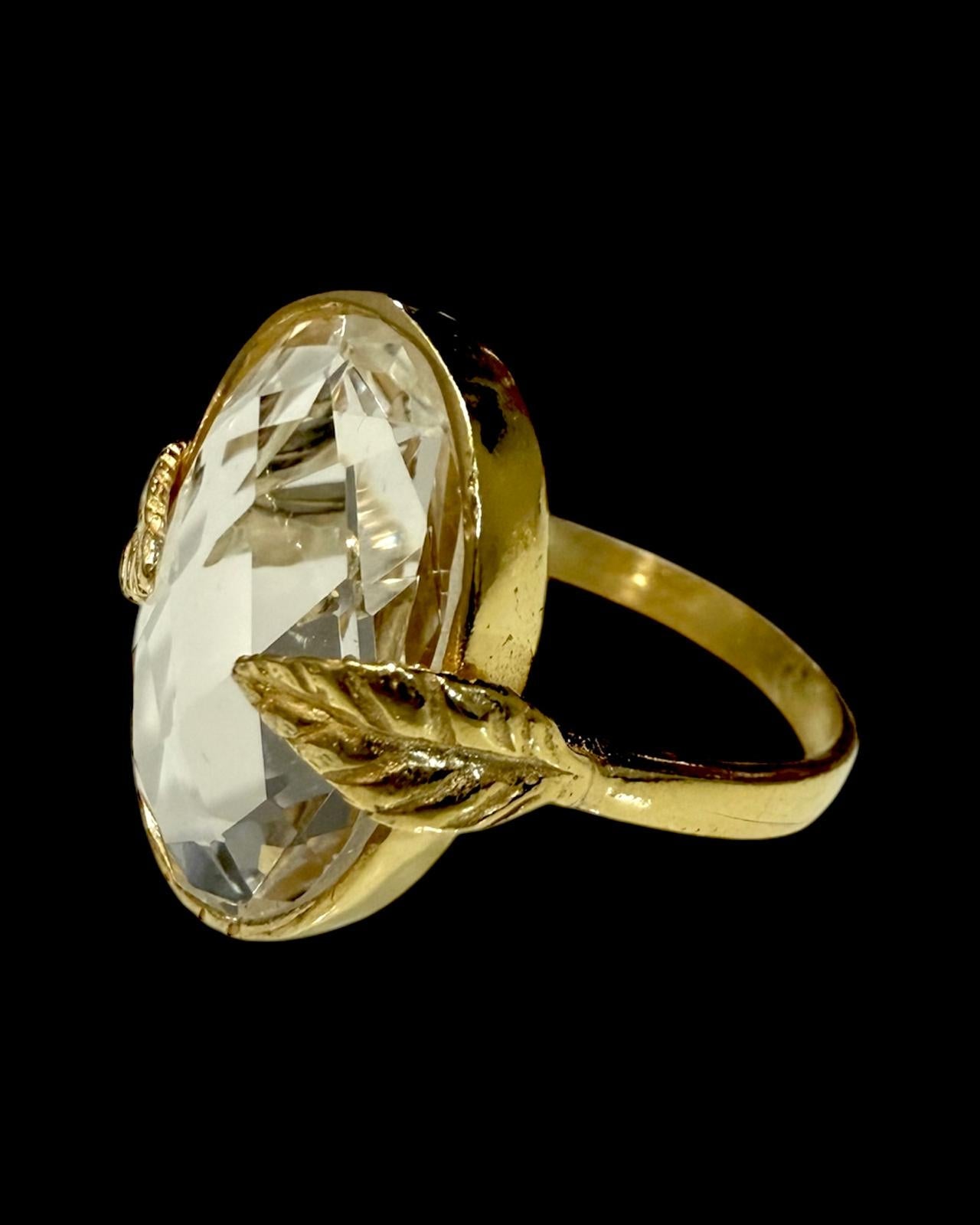 Anel em prata dourada com pedra oval grande e garras em forma de folhas