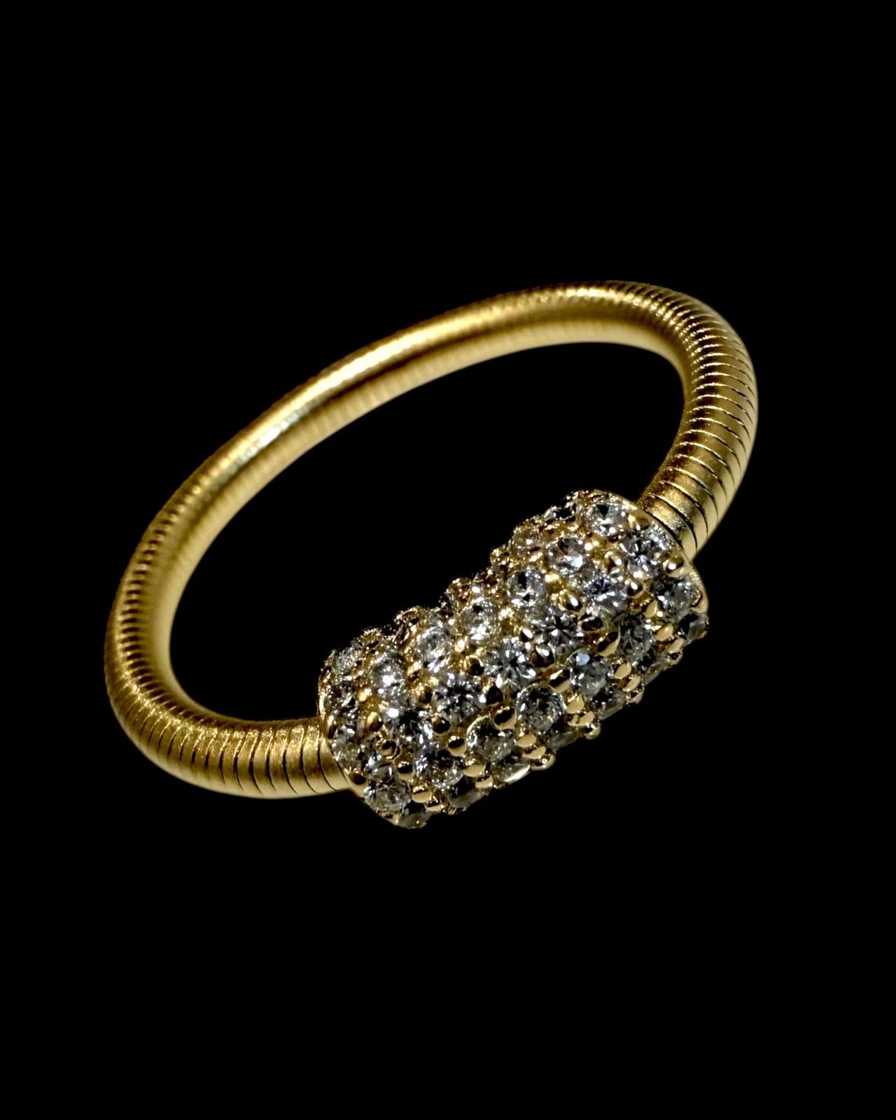 Anel Glamour Brilhante em prata 925% com detalhe central brilhante, disponível em acabamento prateado e dourado.