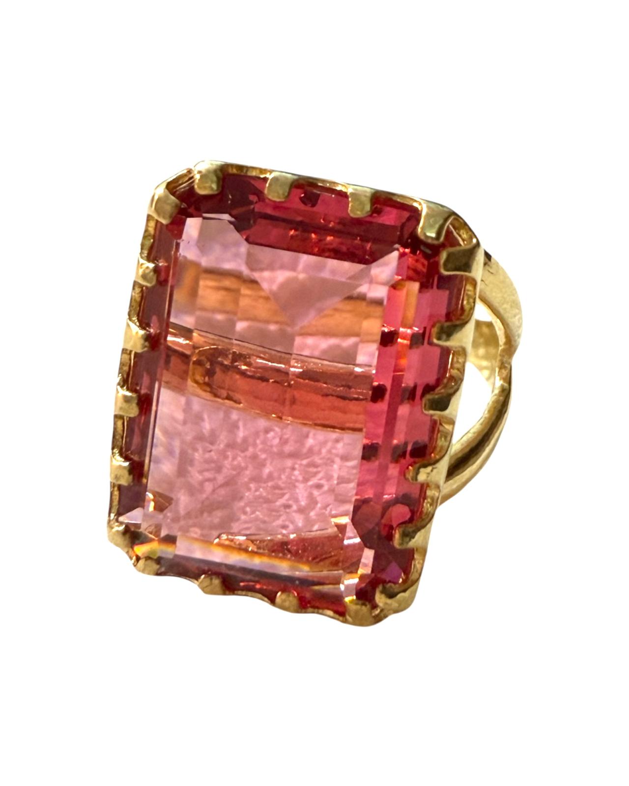 Anel em prata dourada com pedra retangular cor-de-rosa, tamanho do anel ajustável.