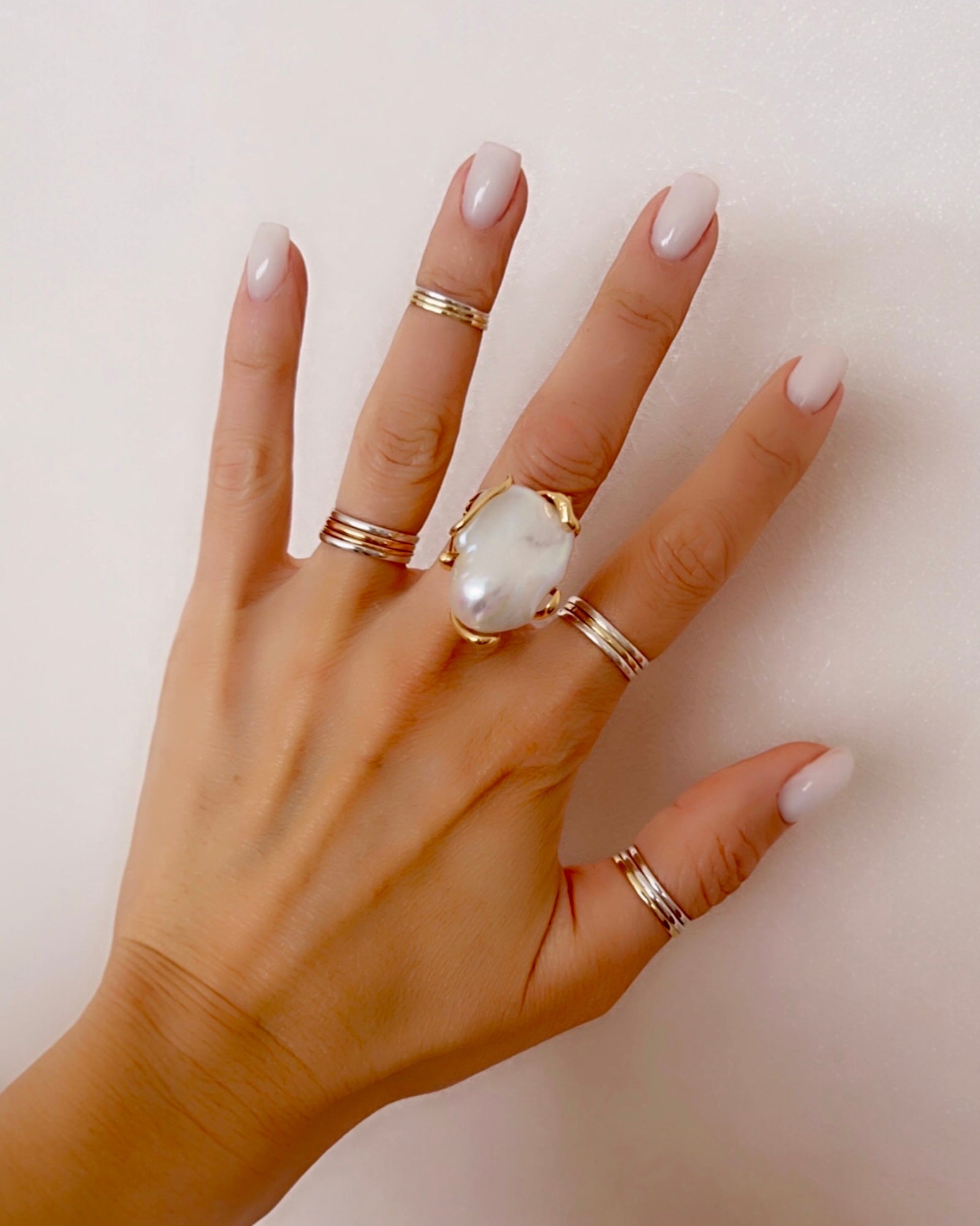 Anel com Pérola Barroca em Prata Dourada, design elegante com pérola irregular.