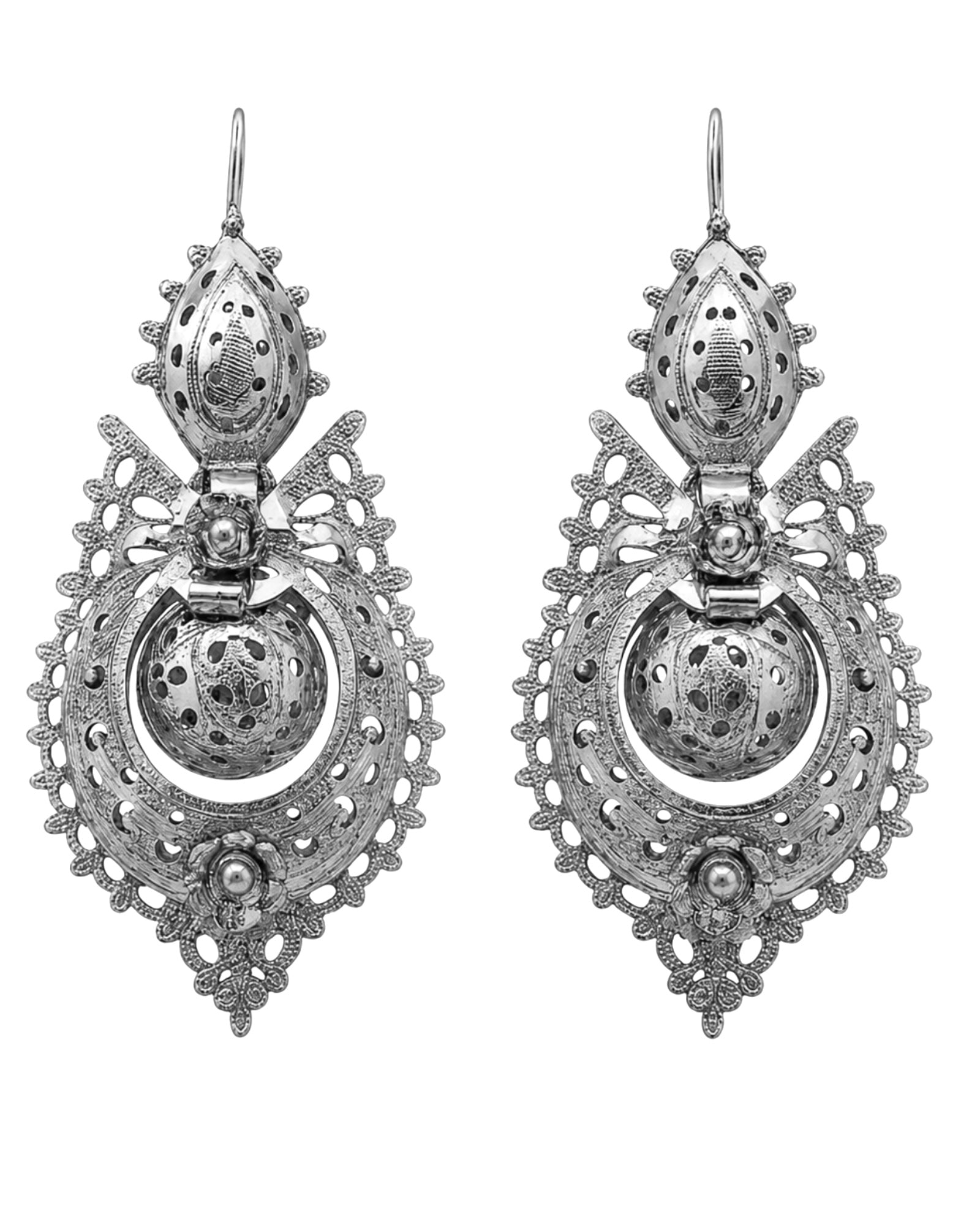 Queen Eggshell Earrings in Silver (with hook)
