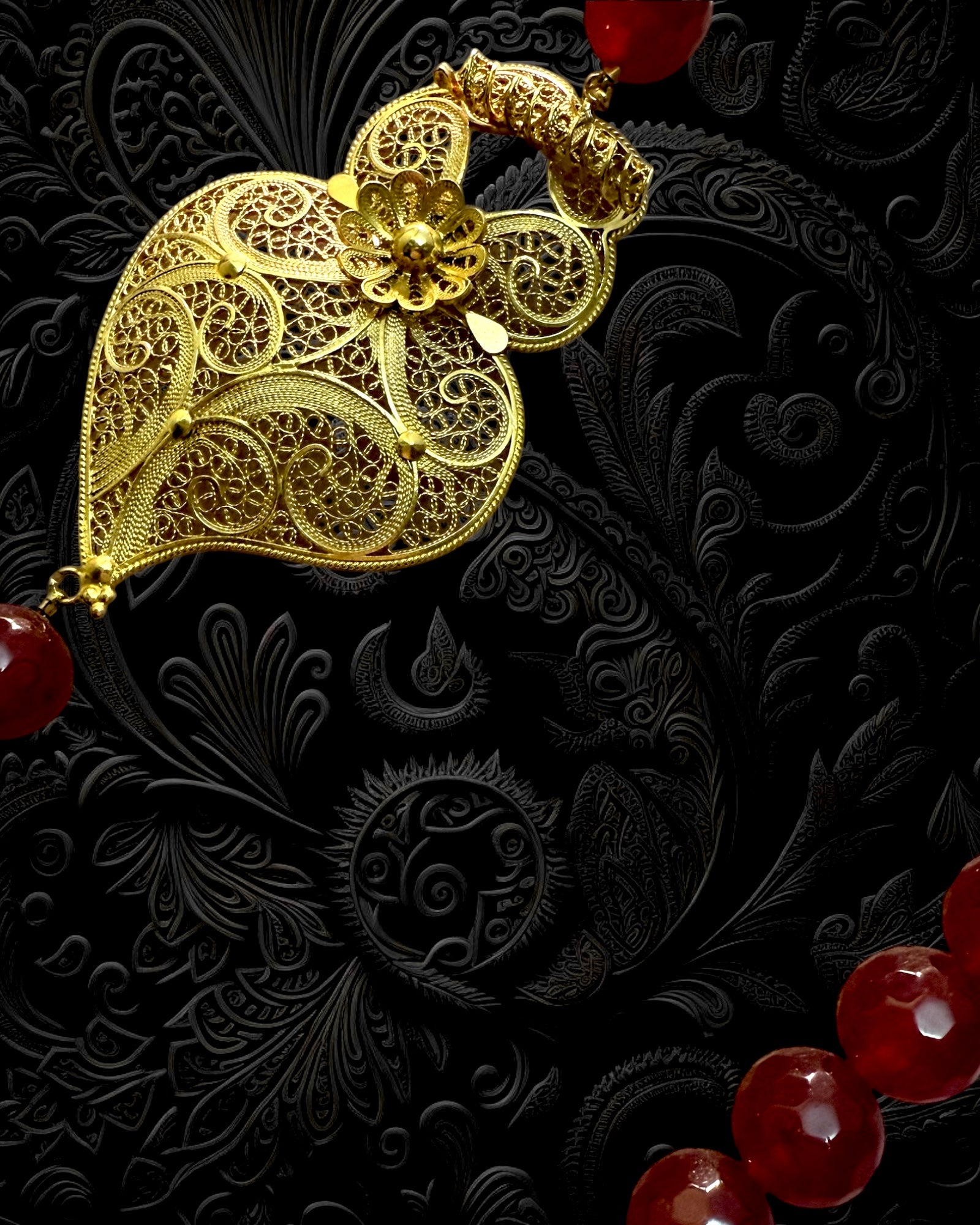 Viana Heart Necklace with Black Stones in Gold Plated Silver