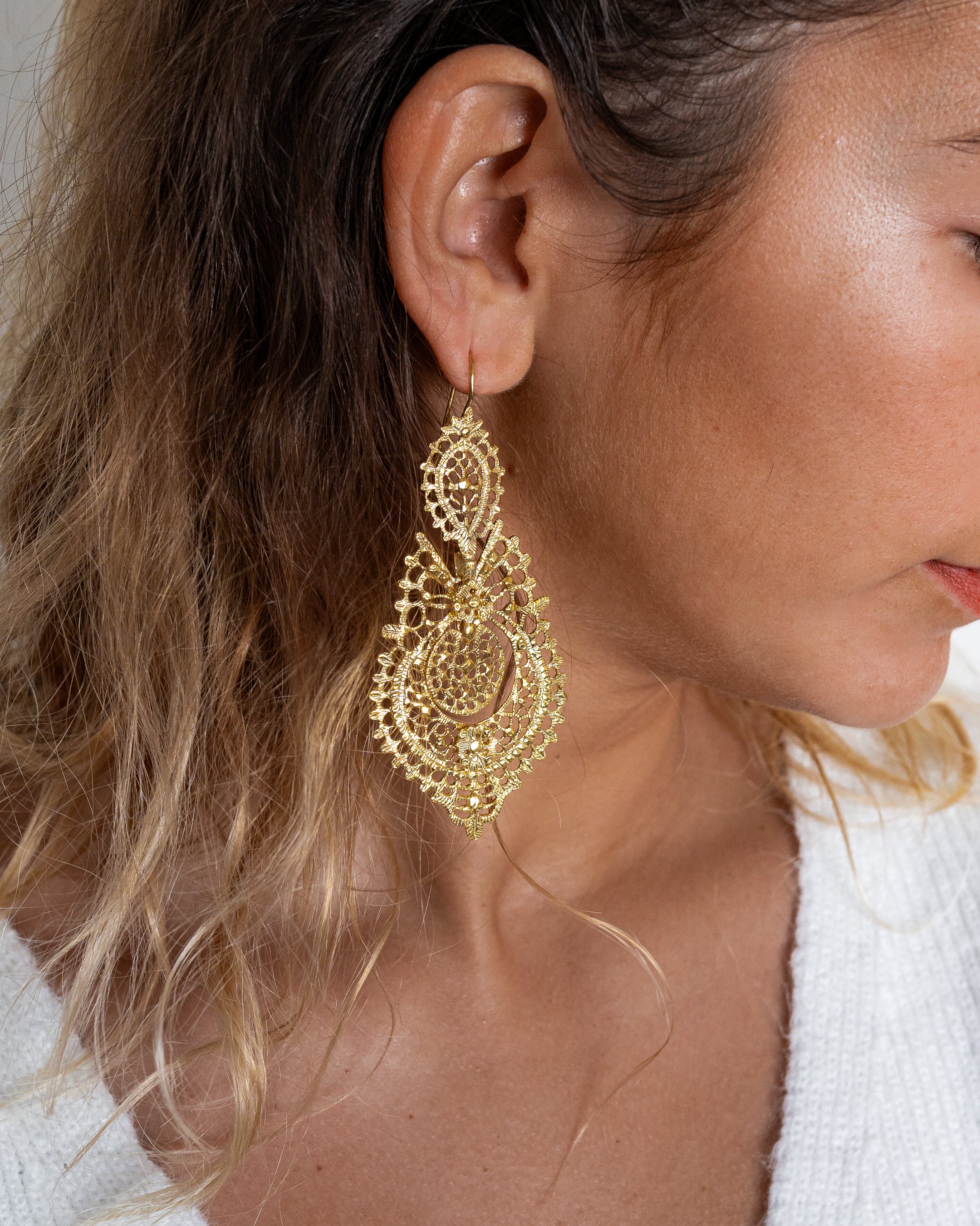 Queen-style earrings in gilded silver.