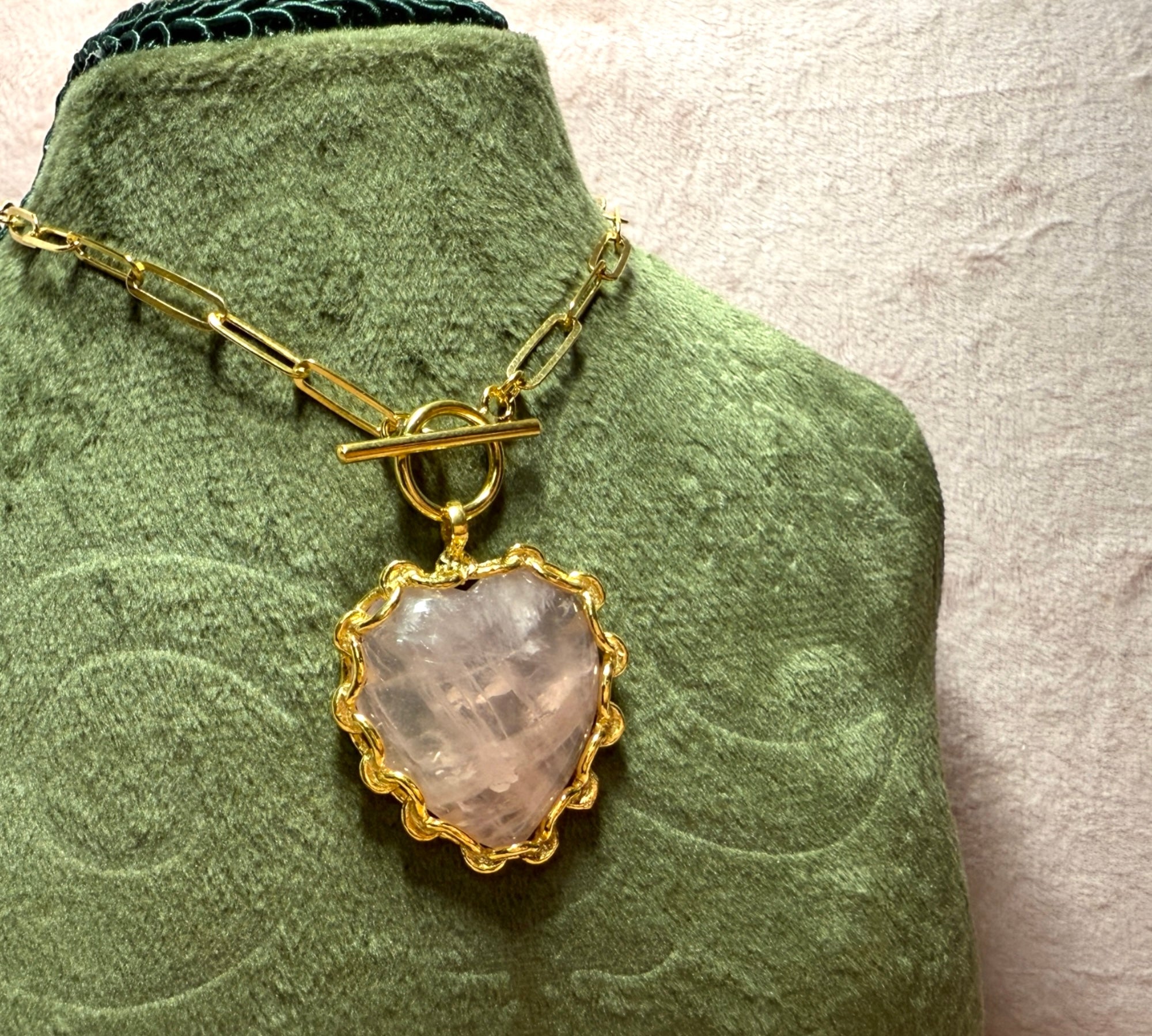 Colar com Coração em Quartzo Rosa e Corrente em Prata Dourada