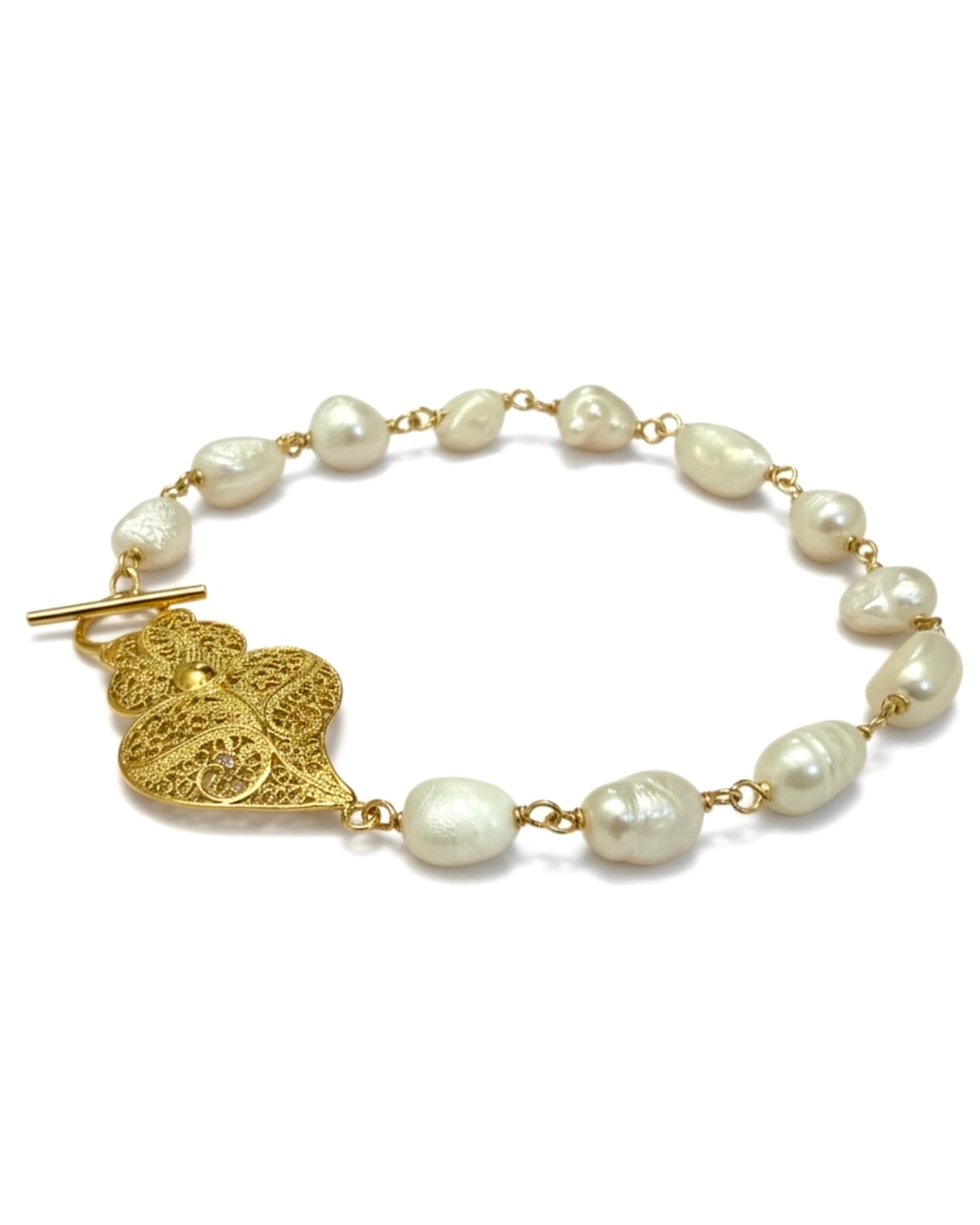 Pearl bracelet with silver bow.
