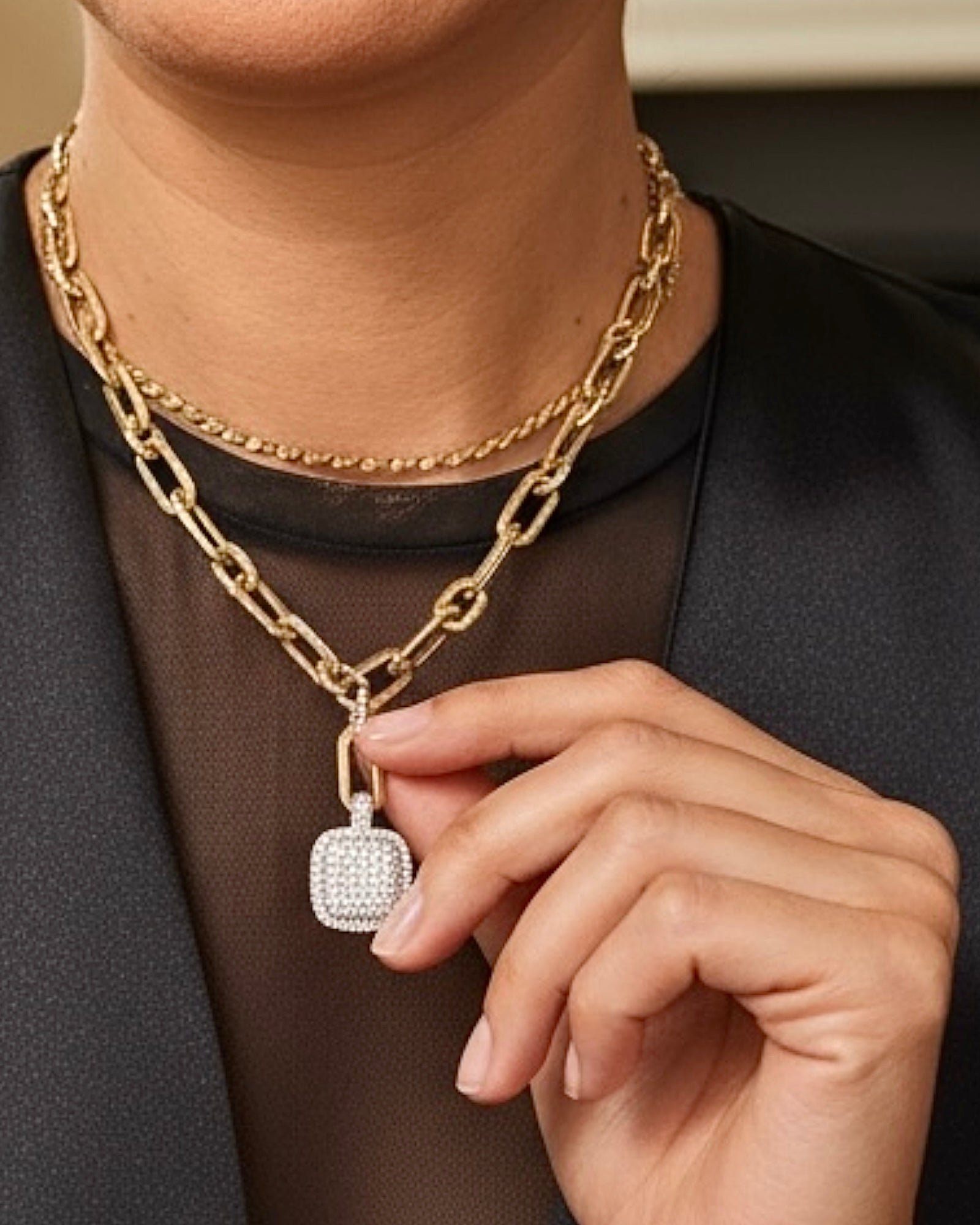 Colar Corrente Luxo com Pendente Brilhante em Prata Dourada