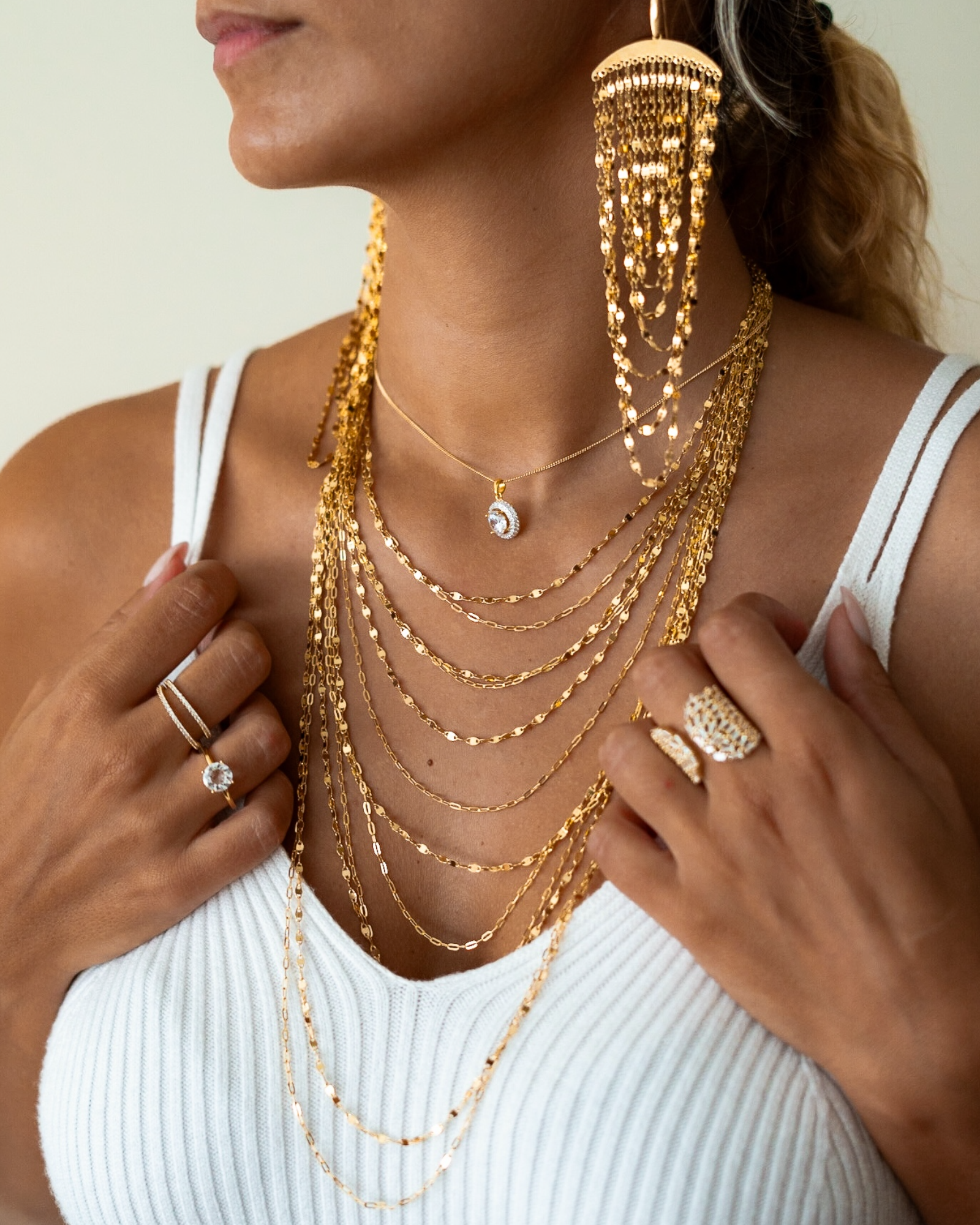 Colar e brincos em prata 925% com design em cascata e brilho elegante.