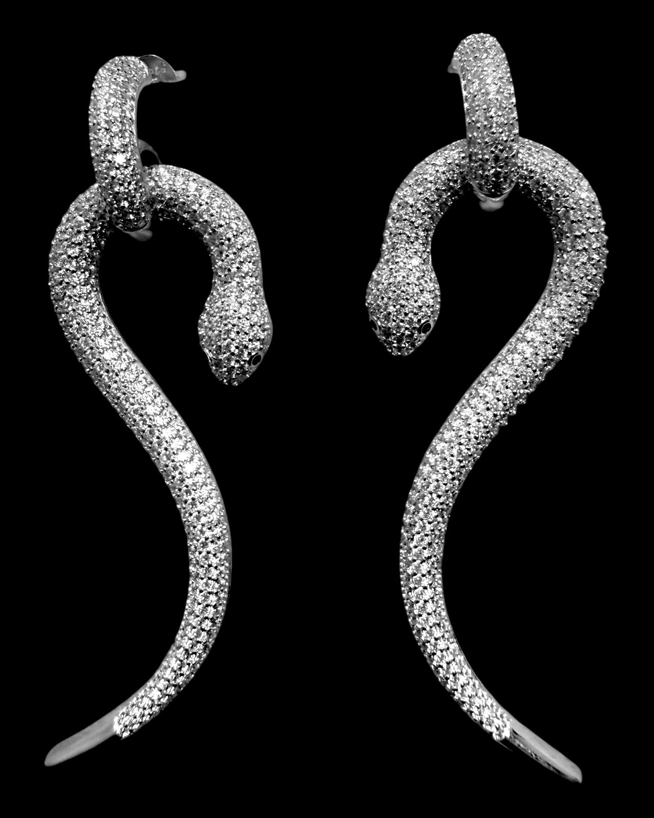 Brincos em forma de cobra com zircónias, disponíveis em prata branca e dourada.
