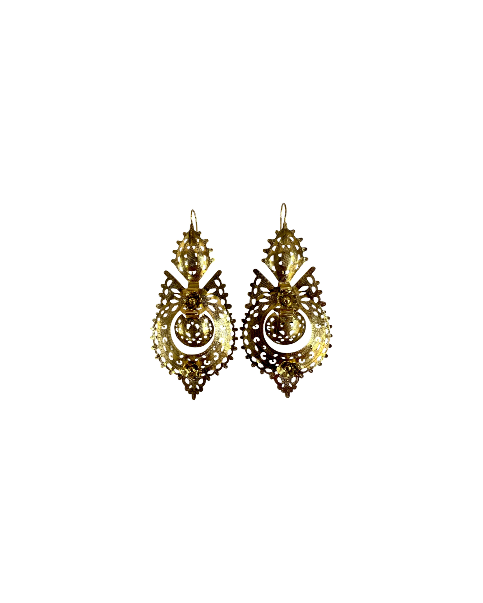 Brincos à Rainha Casca de Ovo em Prata Dourada 925%, com gancho, design elegante e sofisticado.