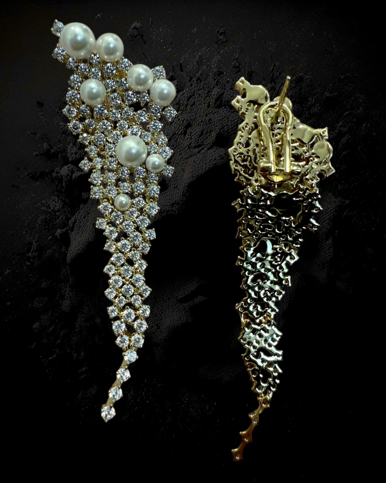 Brincos Cascatas com Pérolas e Brilho em Prata Dourada