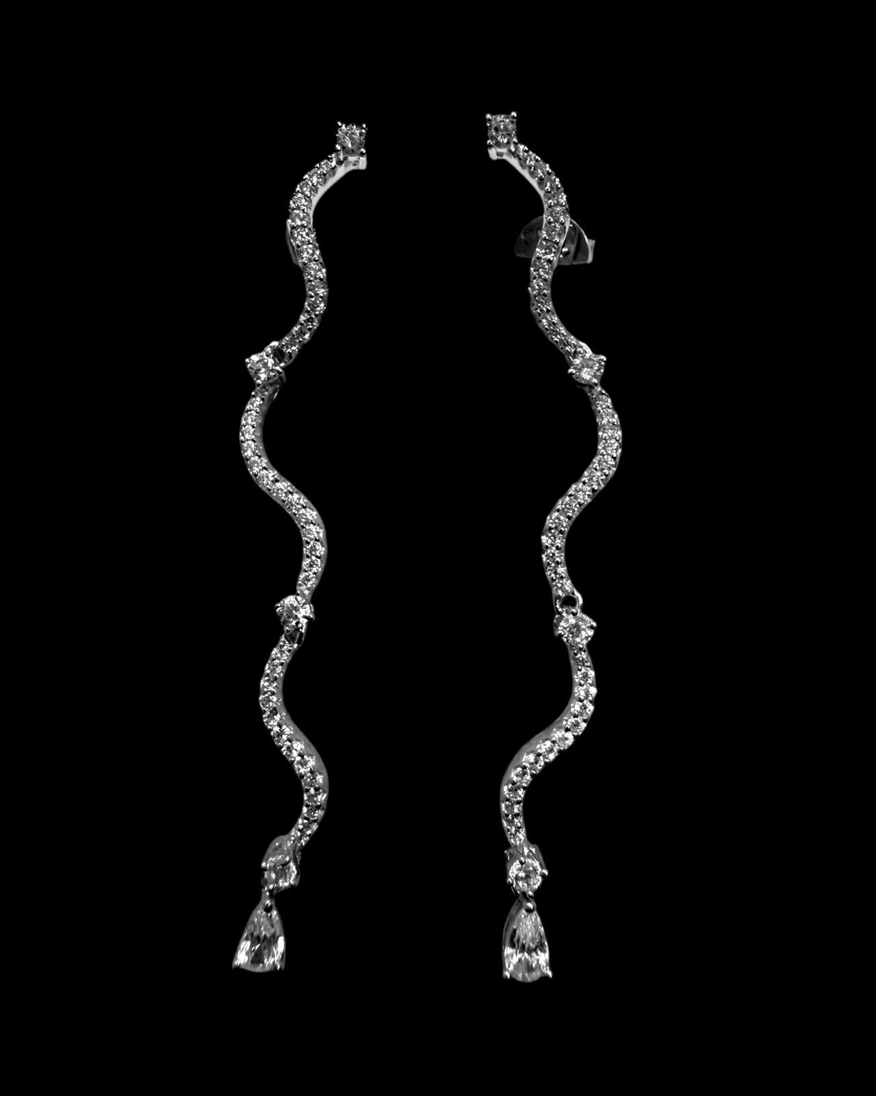 Brincos Encanto com Gota em prata com zircónias e gota final brilhante.