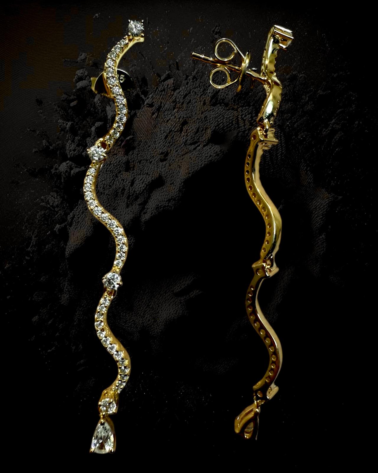 Brincos Encanto com Gota com zircónias e gota final brilhante.