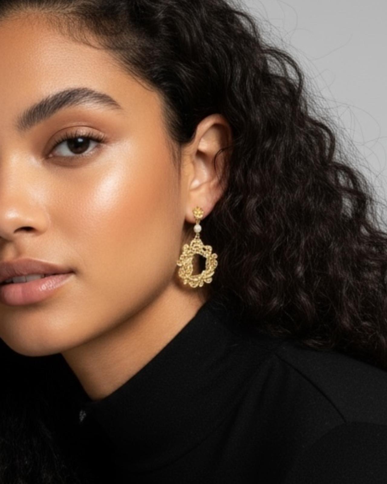 Filigree earrings in silver with pearl.