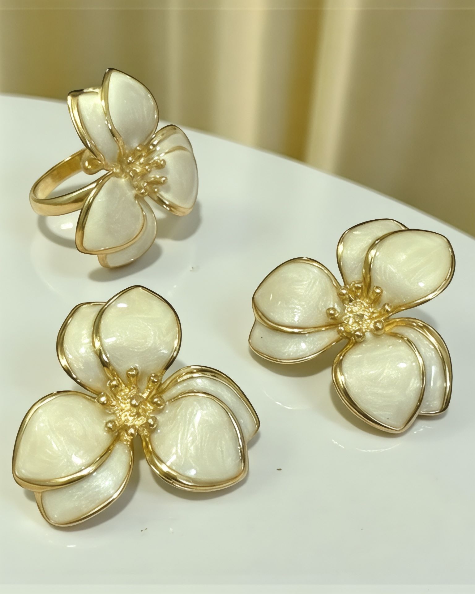 Brincos Flor Branca em Prata Dourada