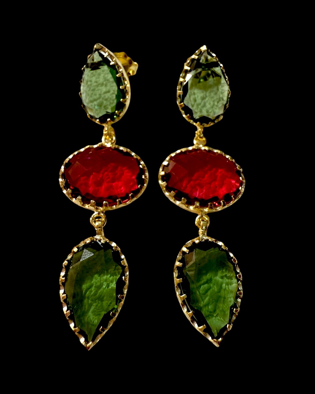 Brincos Gotas Verdes e Vermelhas em Prata Dourada