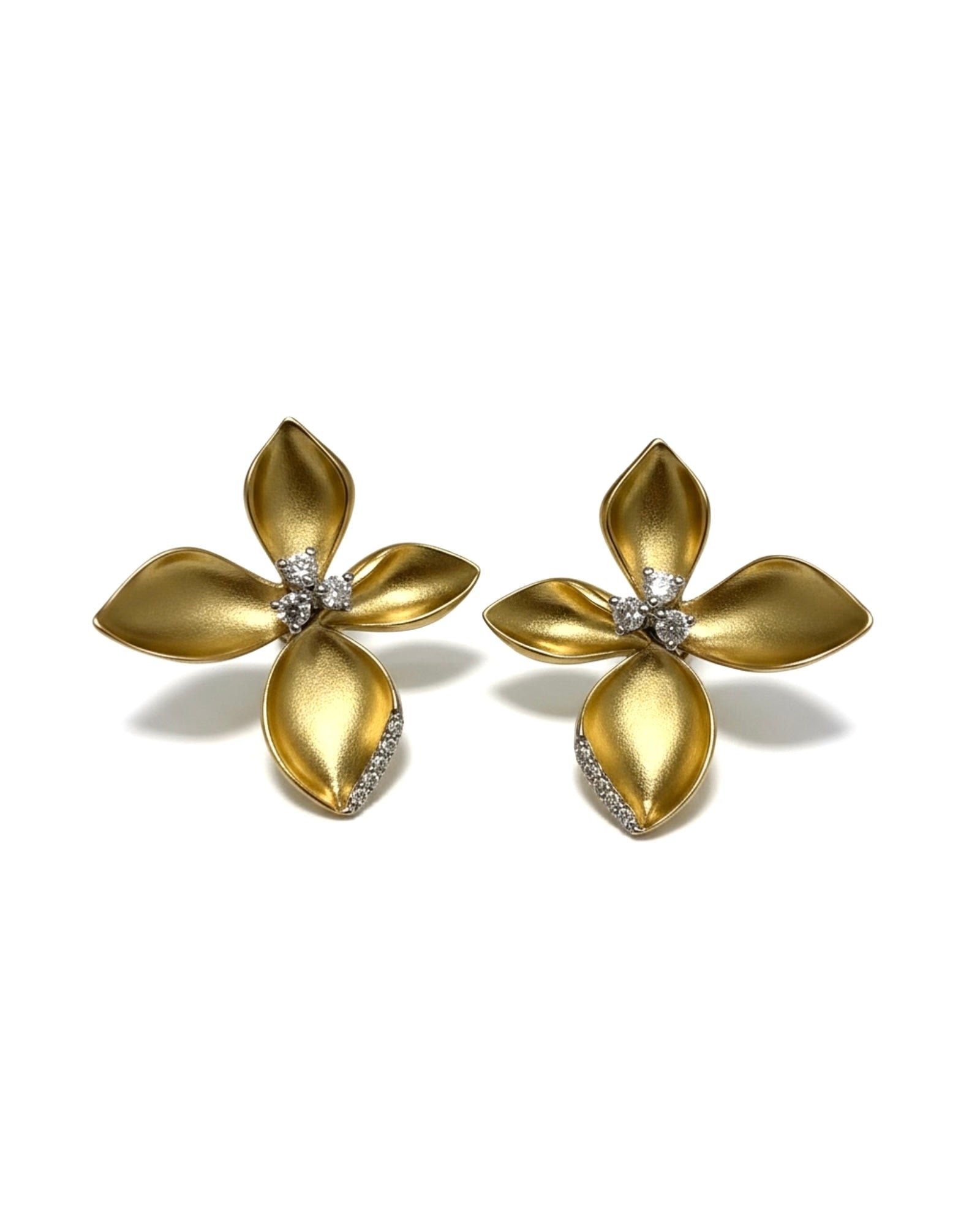 Brincos Pétalas em Prata Branca e Dourada