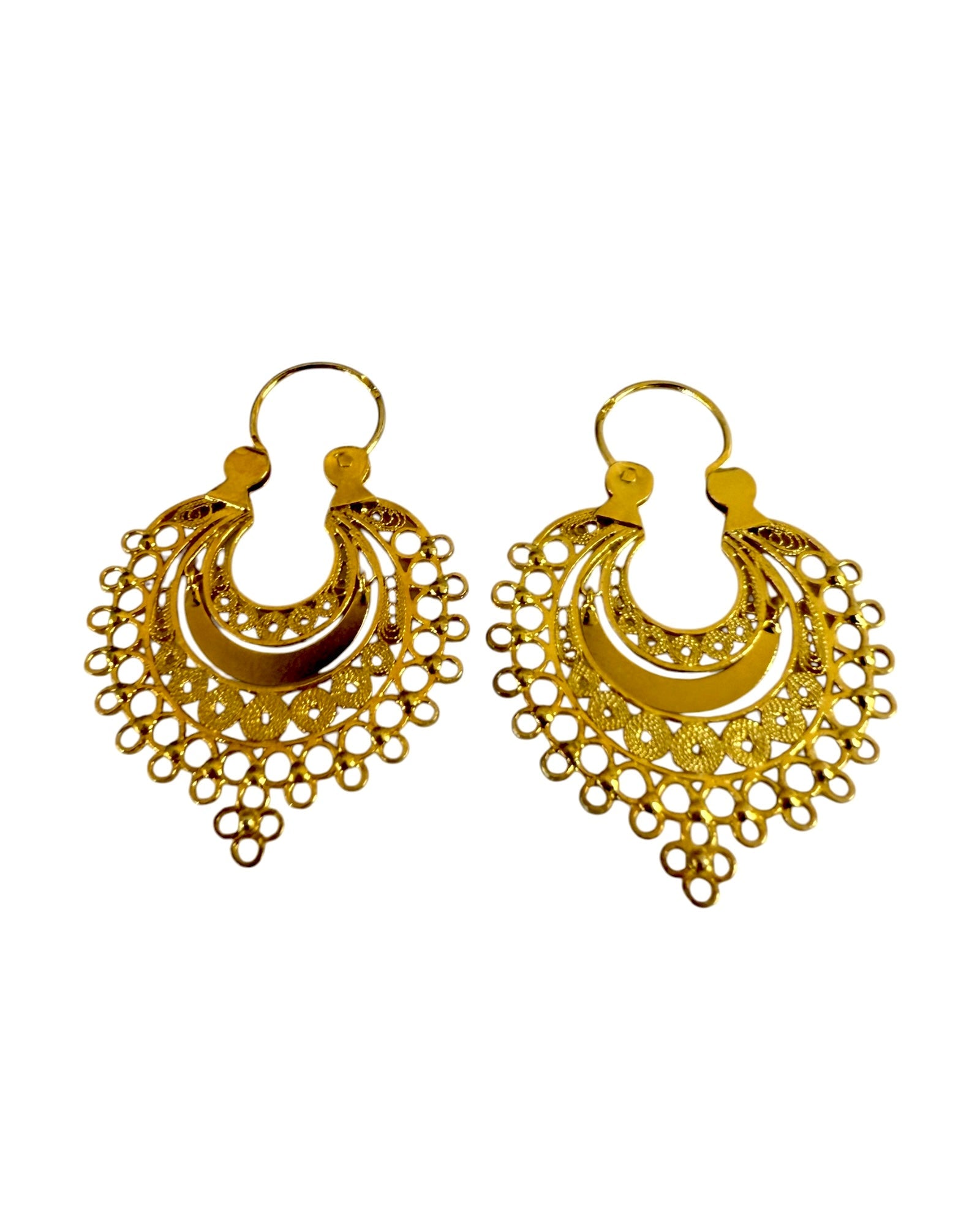 Brincos Arrecadas em Prata Dourada, design de argola.