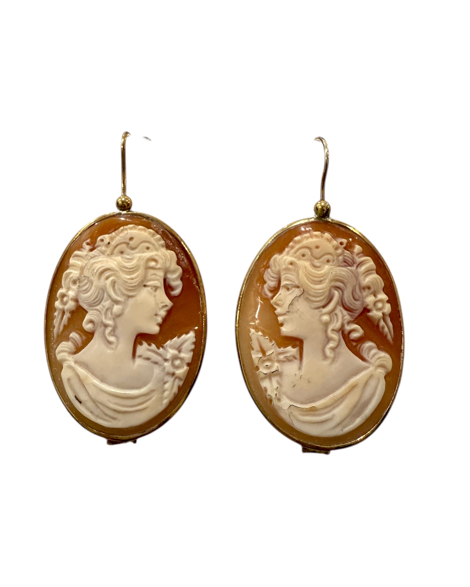 Brincos Camafeus em Prata Dourada, design clássico e elegante.