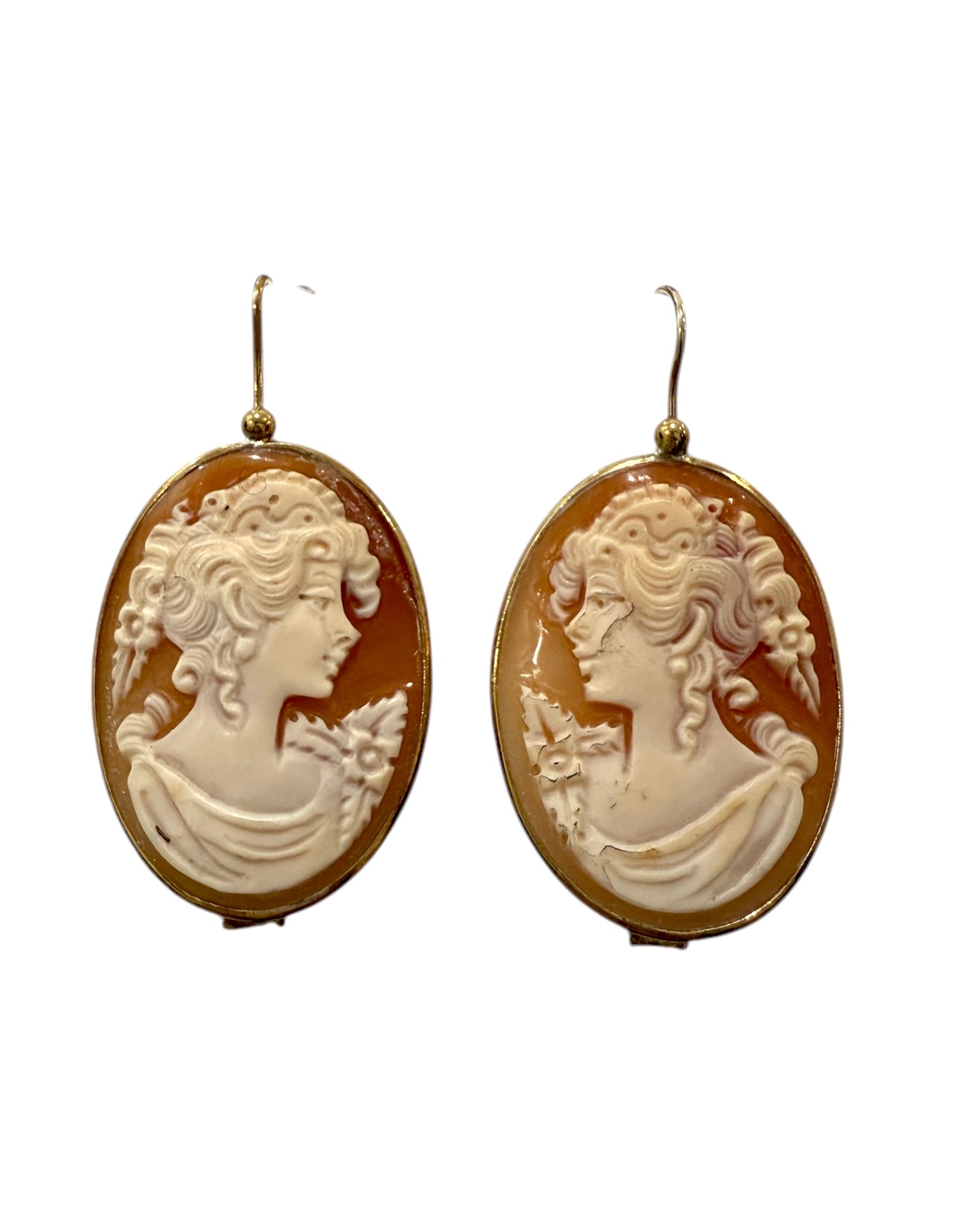 Brincos Camafeus em Prata Dourada, design clássico e elegante.