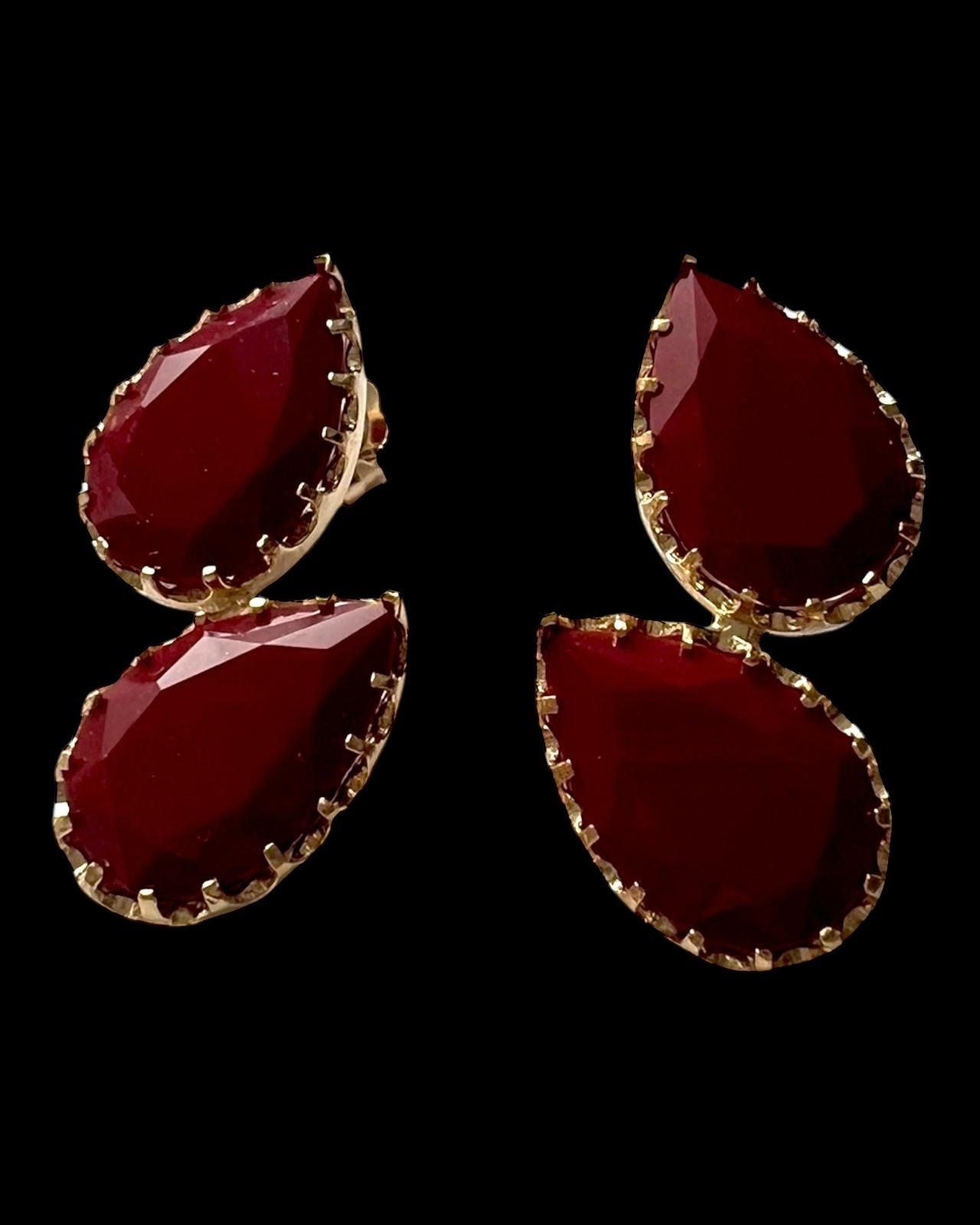 Brincos Duas Gotas Vermelho Escuro em Prata Dourada