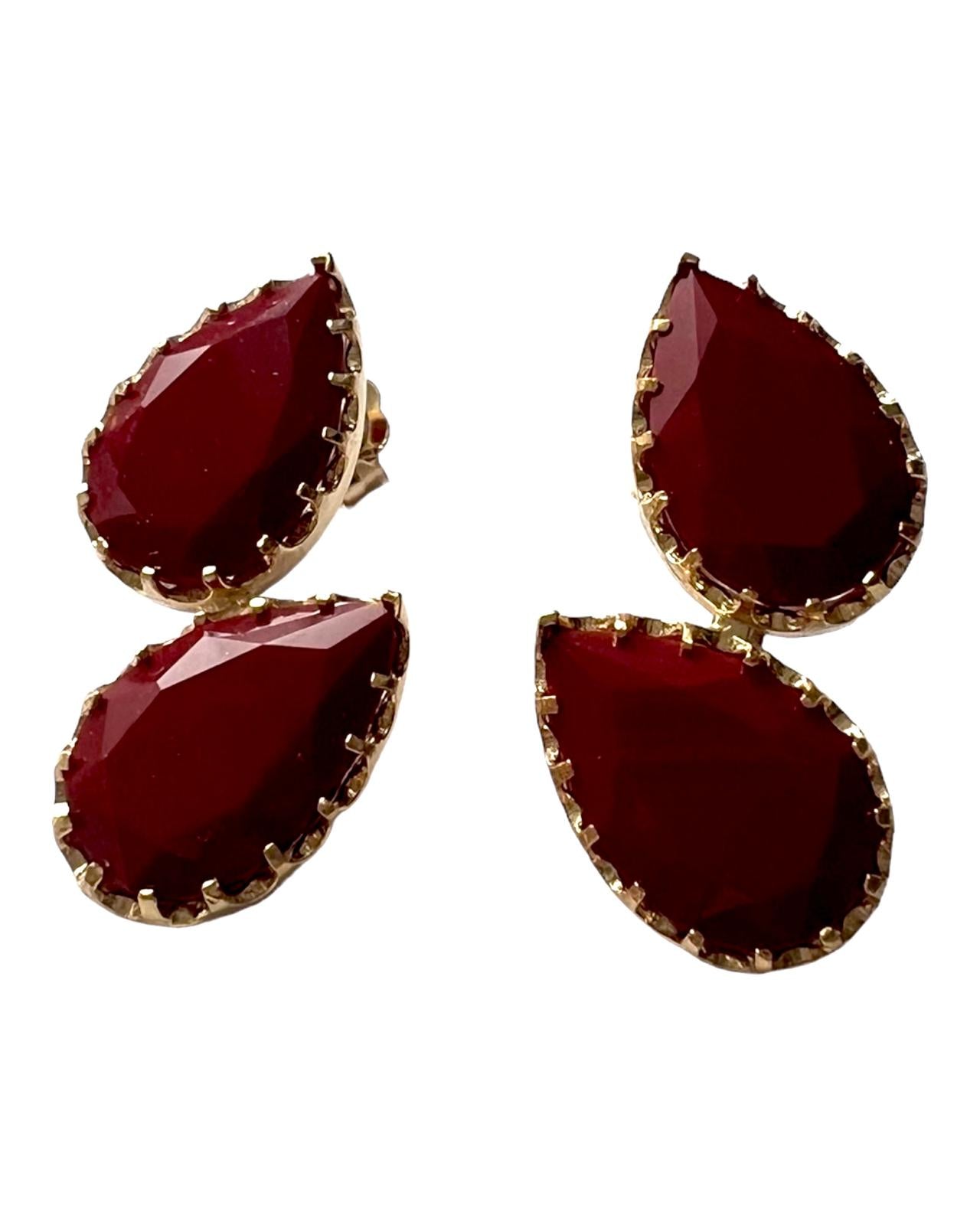 Brincos Duas Gotas Vermelho Escuro em Prata Dourada 925%, com brilho e cor intensa.