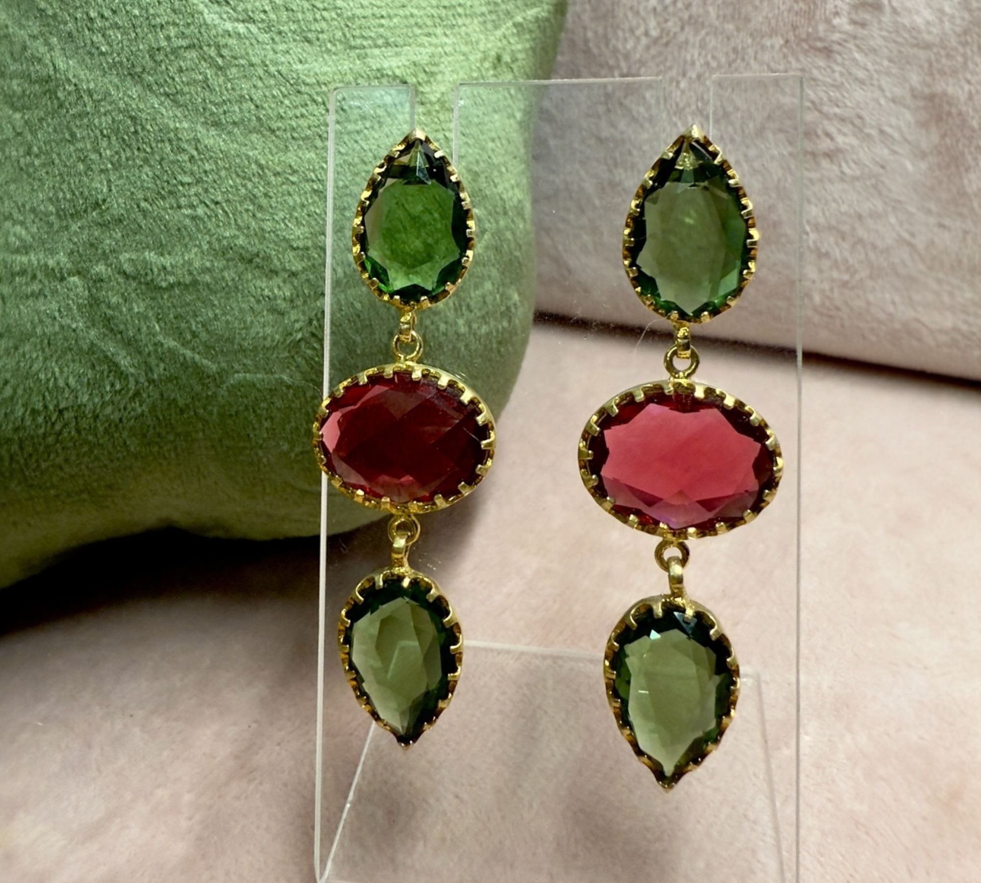 Brincos Gotas Verdes e Vermelhas em Prata Dourada