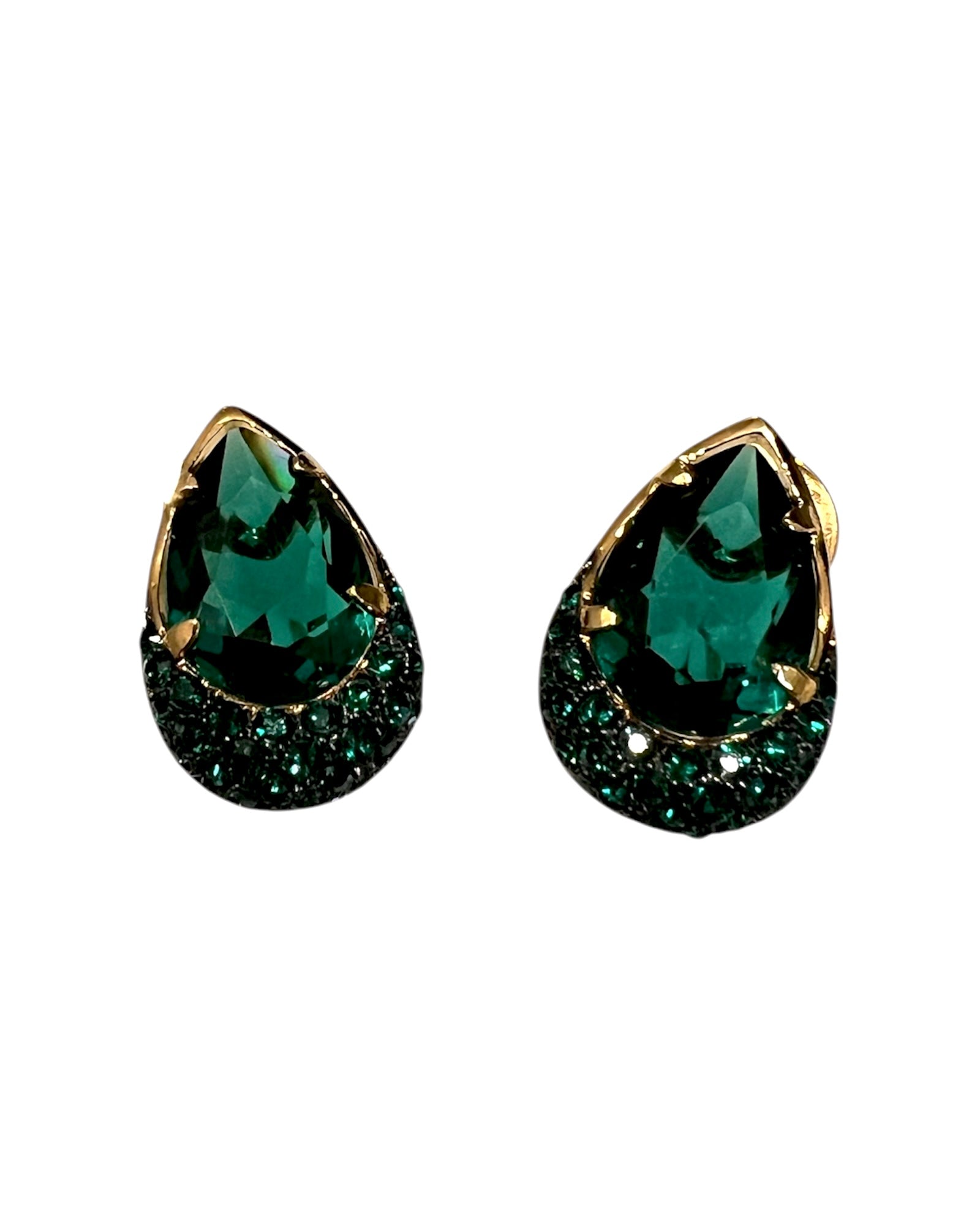 Brincos Gotas Verdes em Prata Dourada, com pedras verdes vibrantes e design sofisticado.