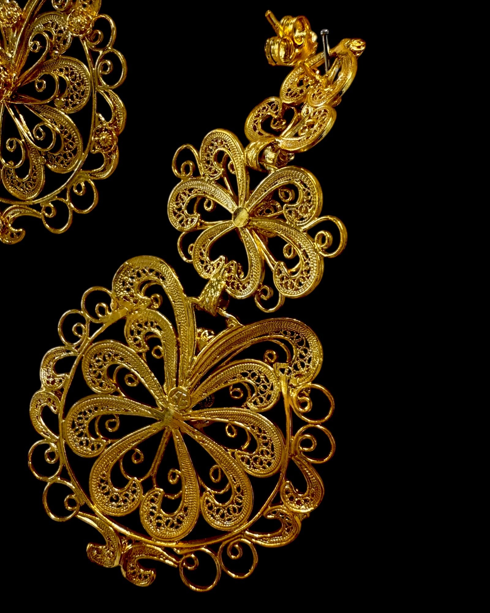 Brincos Lea de Filigrana em Prata Dourada, design moderno, fecho em espeque para mais conforto, feitos em prata dourada.
