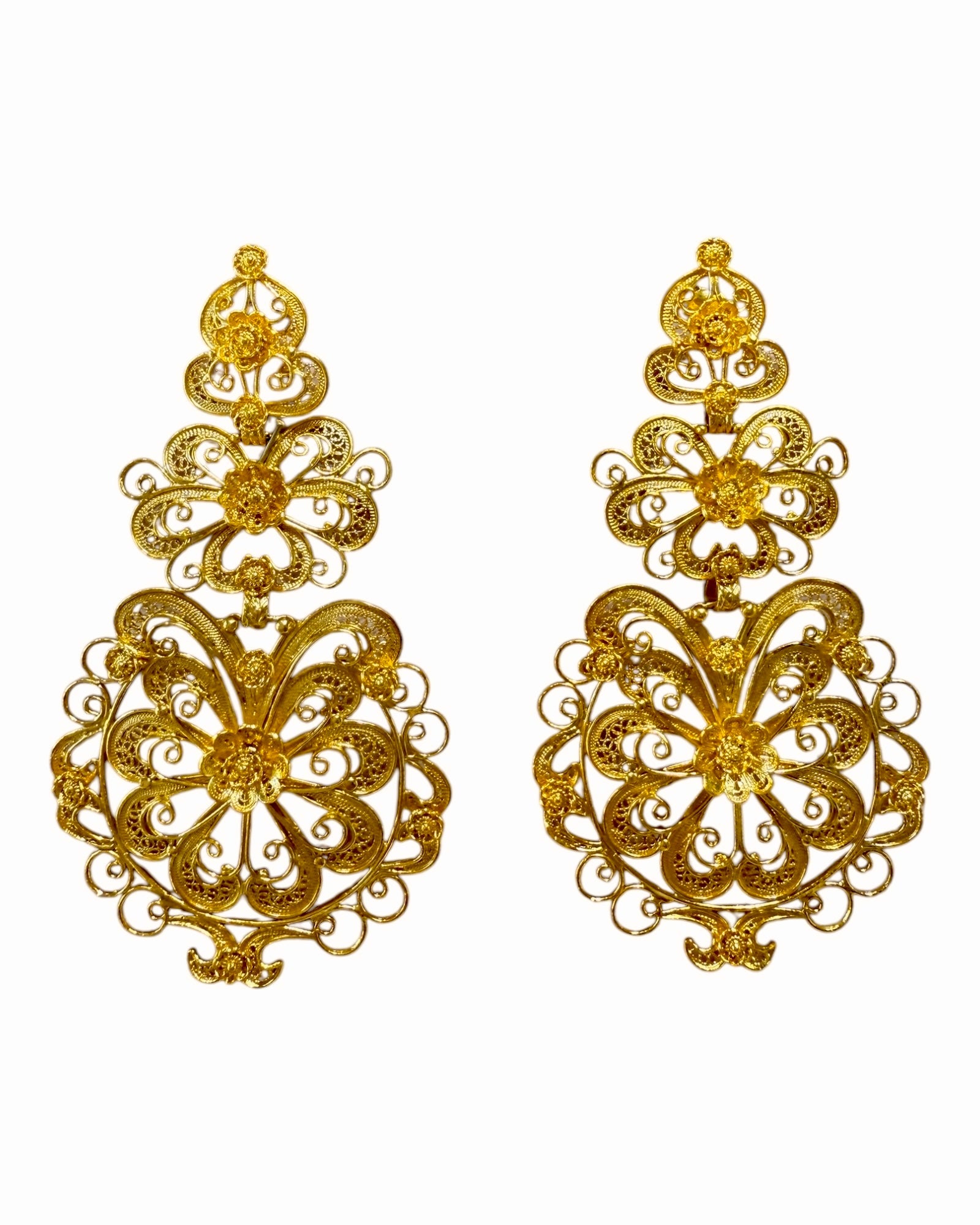 Brincos Lea de Filigrana em Prata Dourada 925%, design moderno, fecho em espeque para mais conforto, feitos em prata dourada.