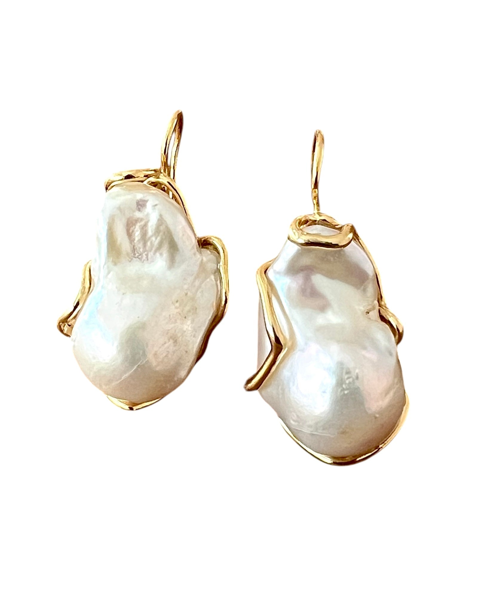 Brincos com Pérola Barroca em Prata Dourada, design elegante com pérola irregular, feitos em prata de alta qualidade.