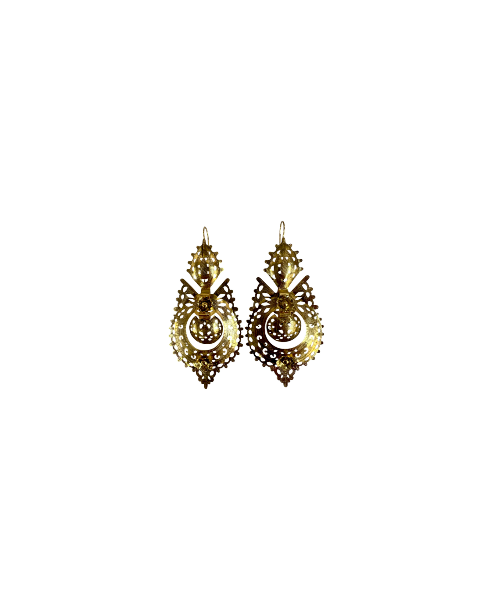Brincos à Rainha Casca de Ovo em Prata Dourada, com gancho, design elegante e sofisticado.
