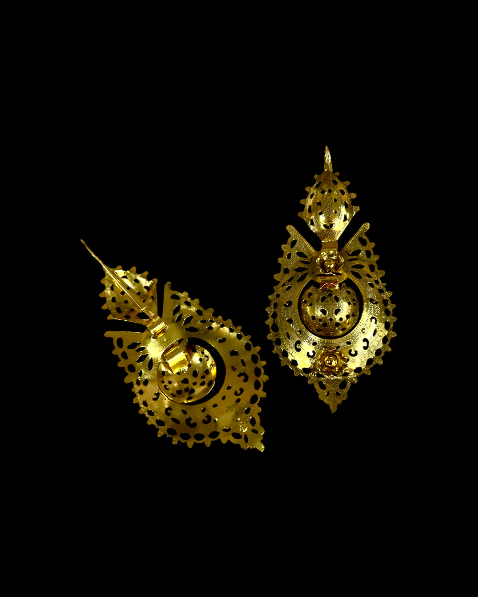 Brincos à Rainha Casca de Ovo em Prata Dourada, com gancho, design elegante e sofisticado.