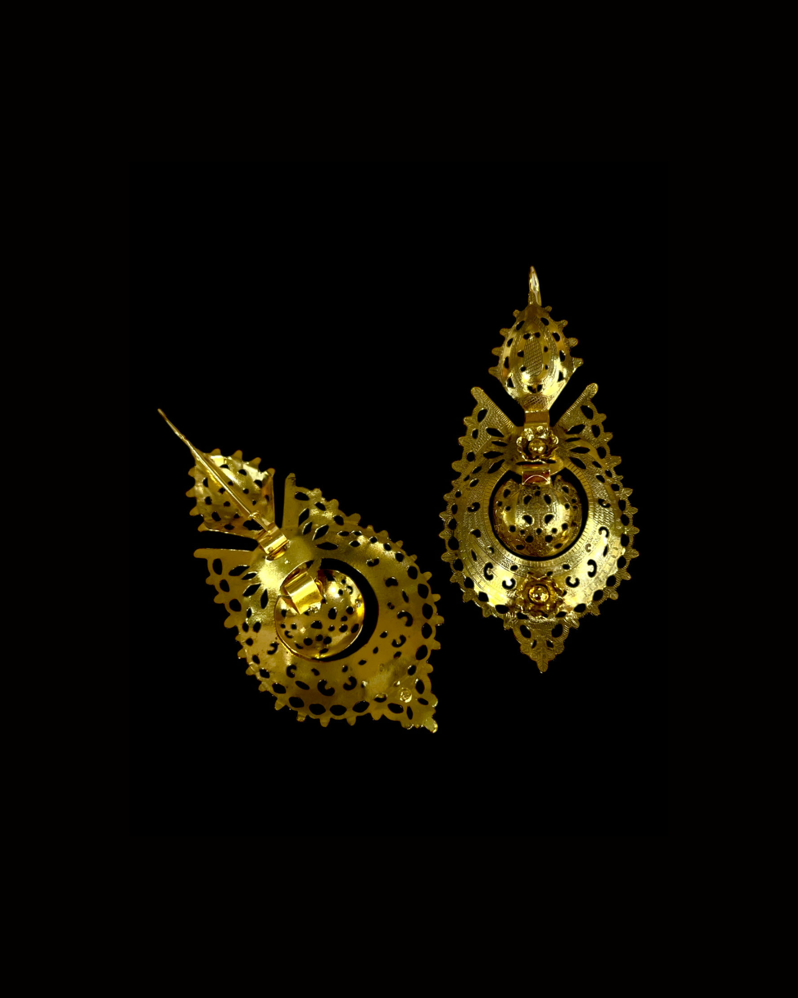 Brincos à Rainha Casca de Ovo em Prata Dourada, com gancho, design elegante e sofisticado.