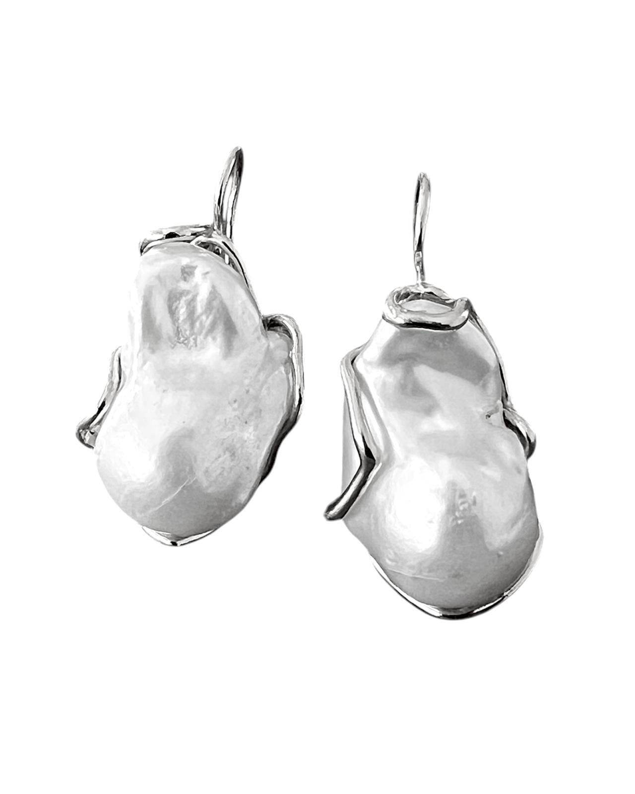 Brincos com Pérola Barroca em Prata, design elegante com pérola irregular, feitos em prata de alta qualidade.