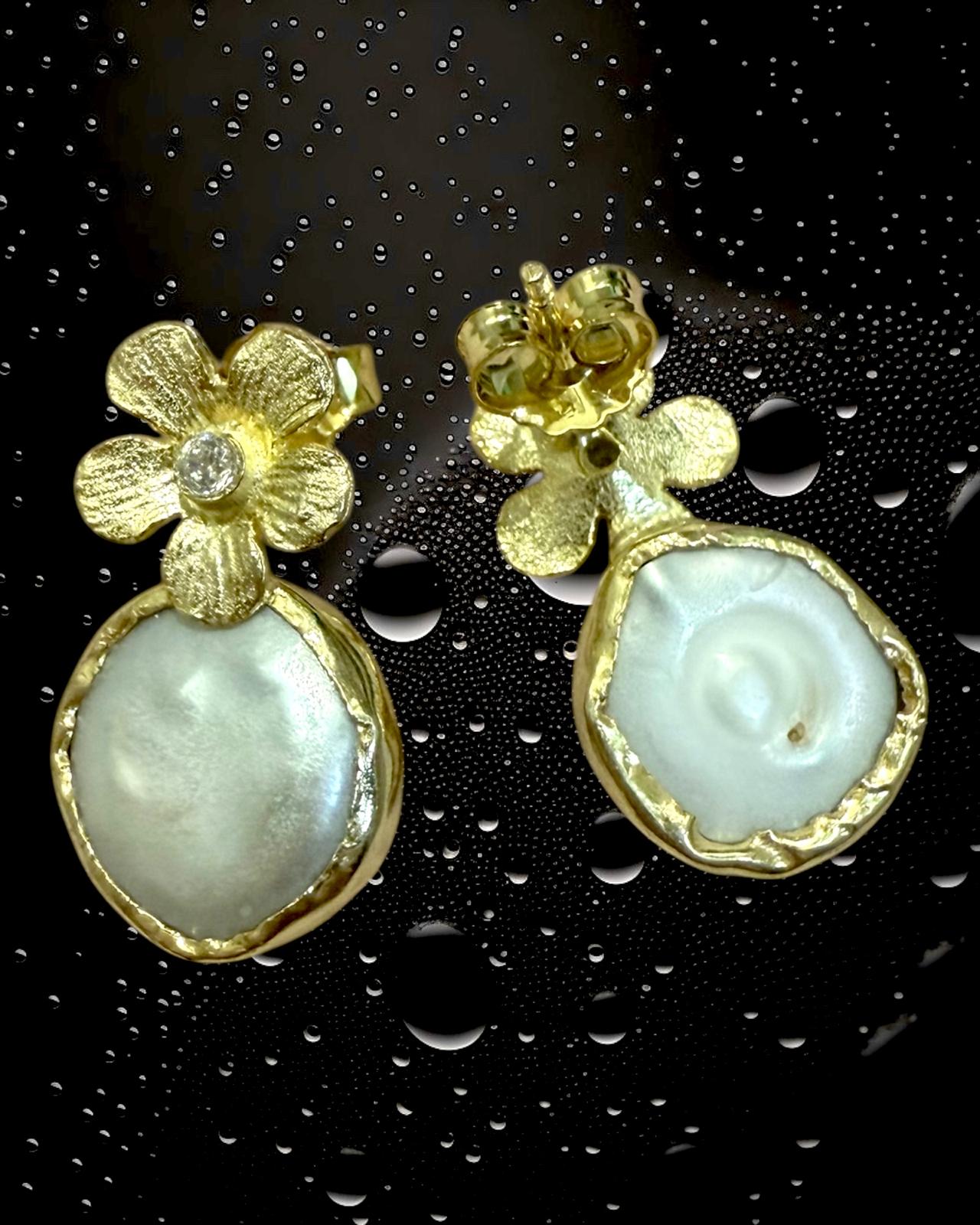 Brincos em Prata Dourada com Flor e Madrepérola