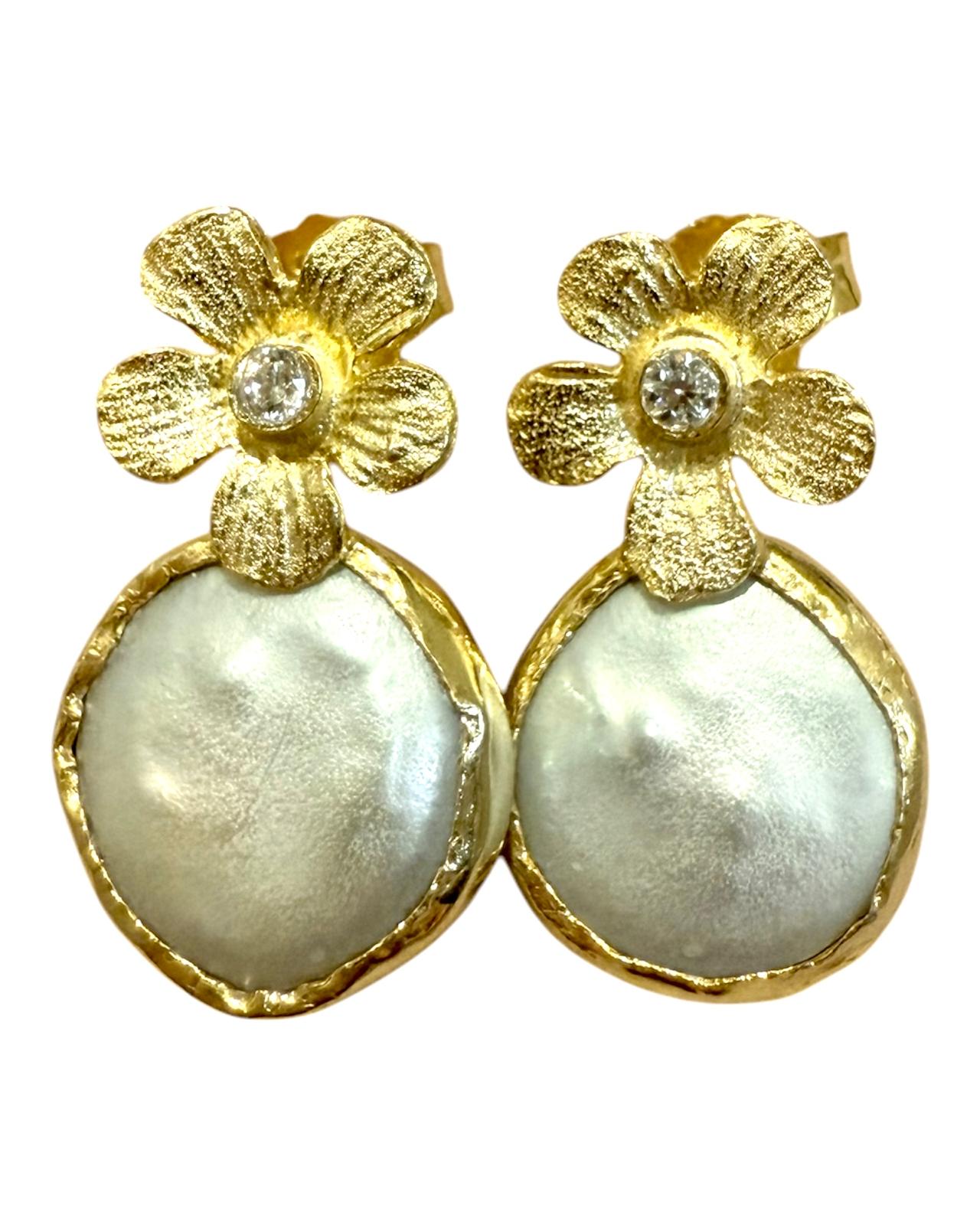 Brincos em Prata Dourada com Flor e Madrepérola