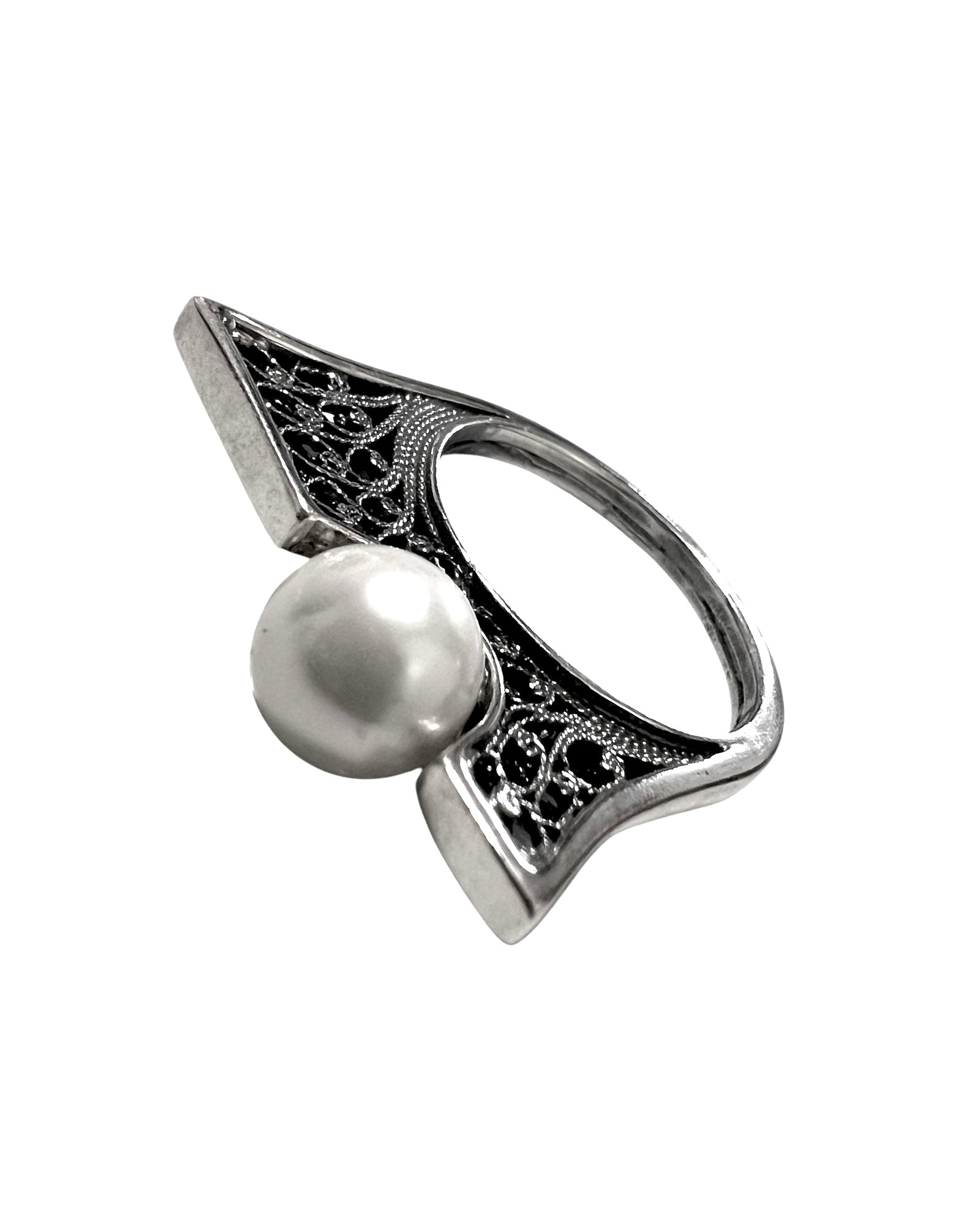 Ring with pearl and filigree in silver