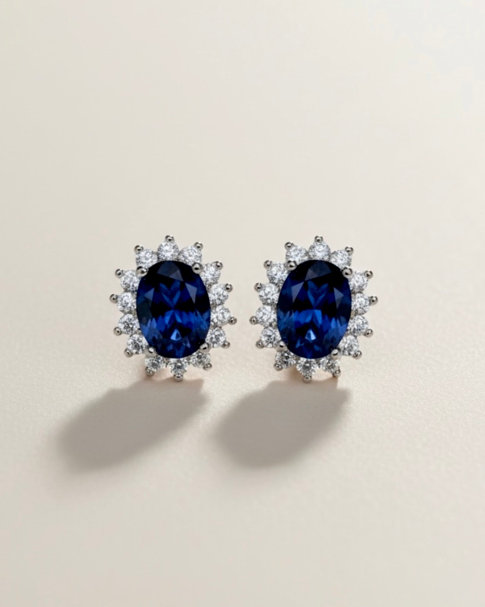 Brincos Lady Di em Prata Branca com Pedra Azul