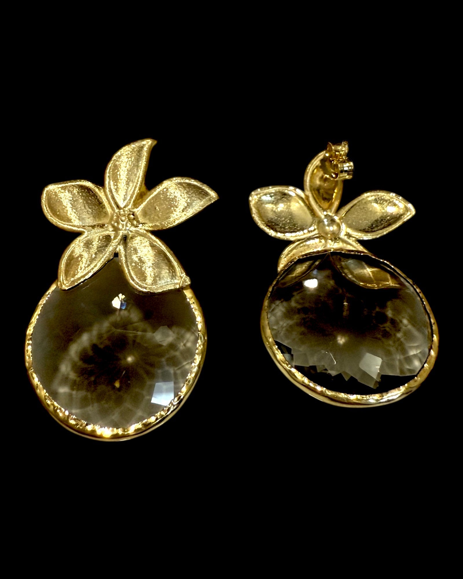 Brincos Flor Cor Fumê em Prata Dourada