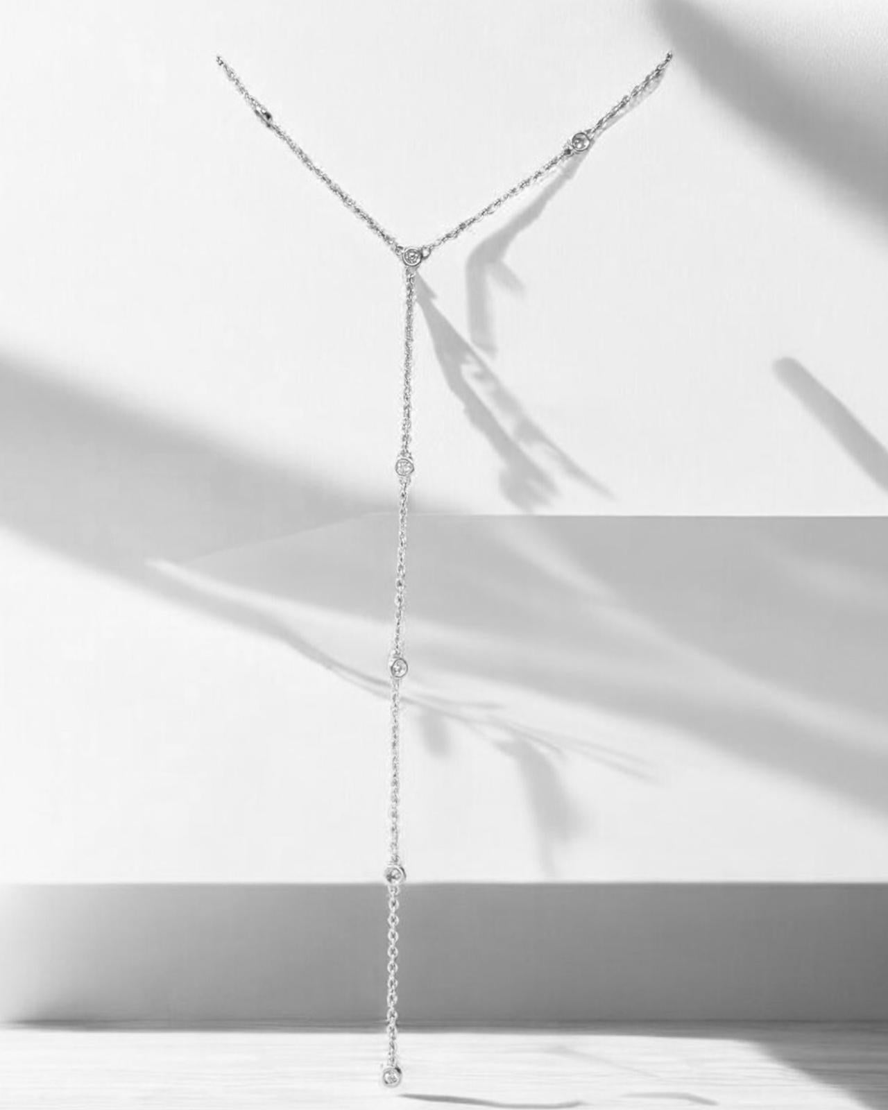 Colar Decote Elegante em Prata