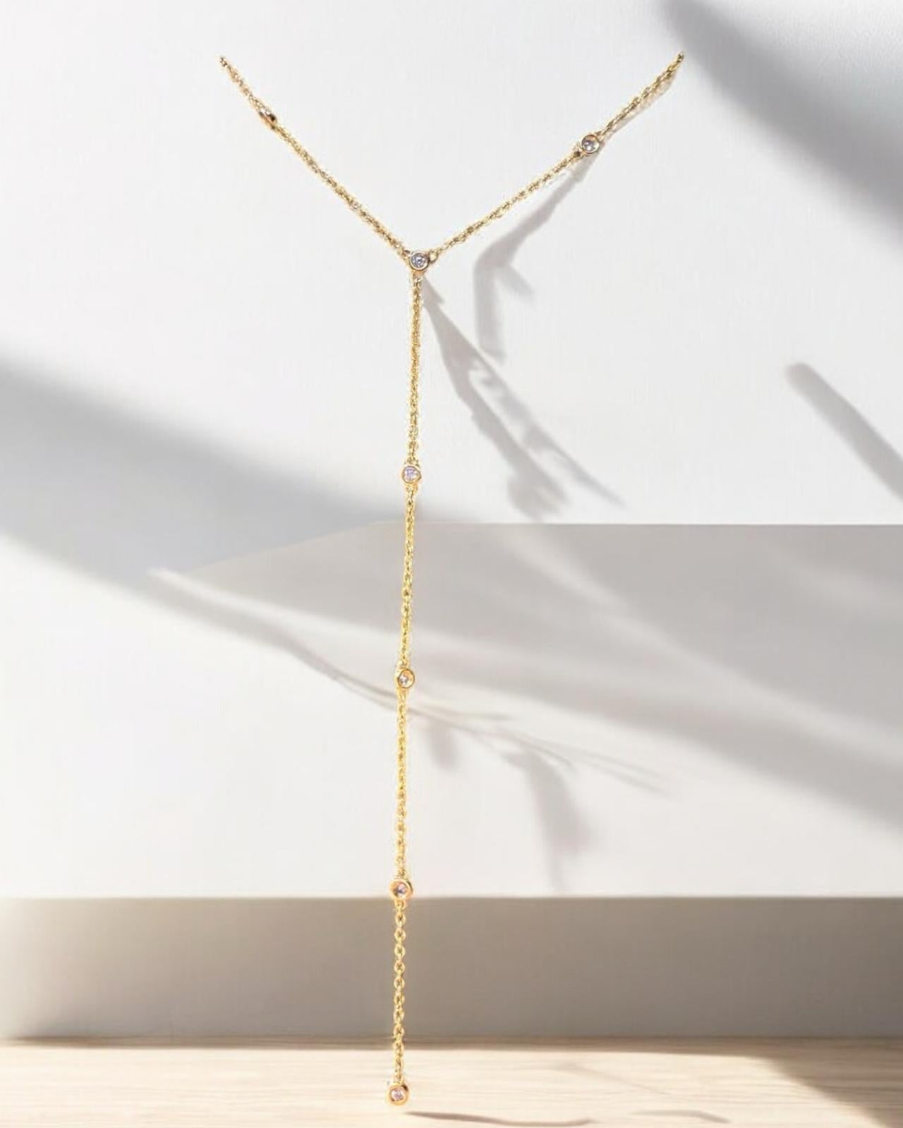 Colar Decote Elegante em Prata Dourada