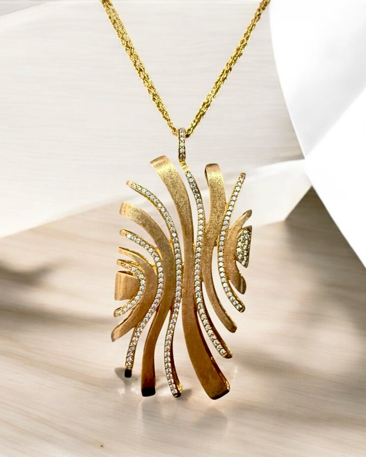 Colar Dourado com Pendente em Linhas Onduladas e Brilho