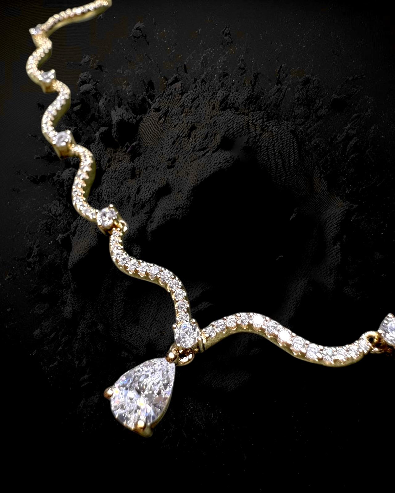 Colar Encanto com Gota em Prata Dourada