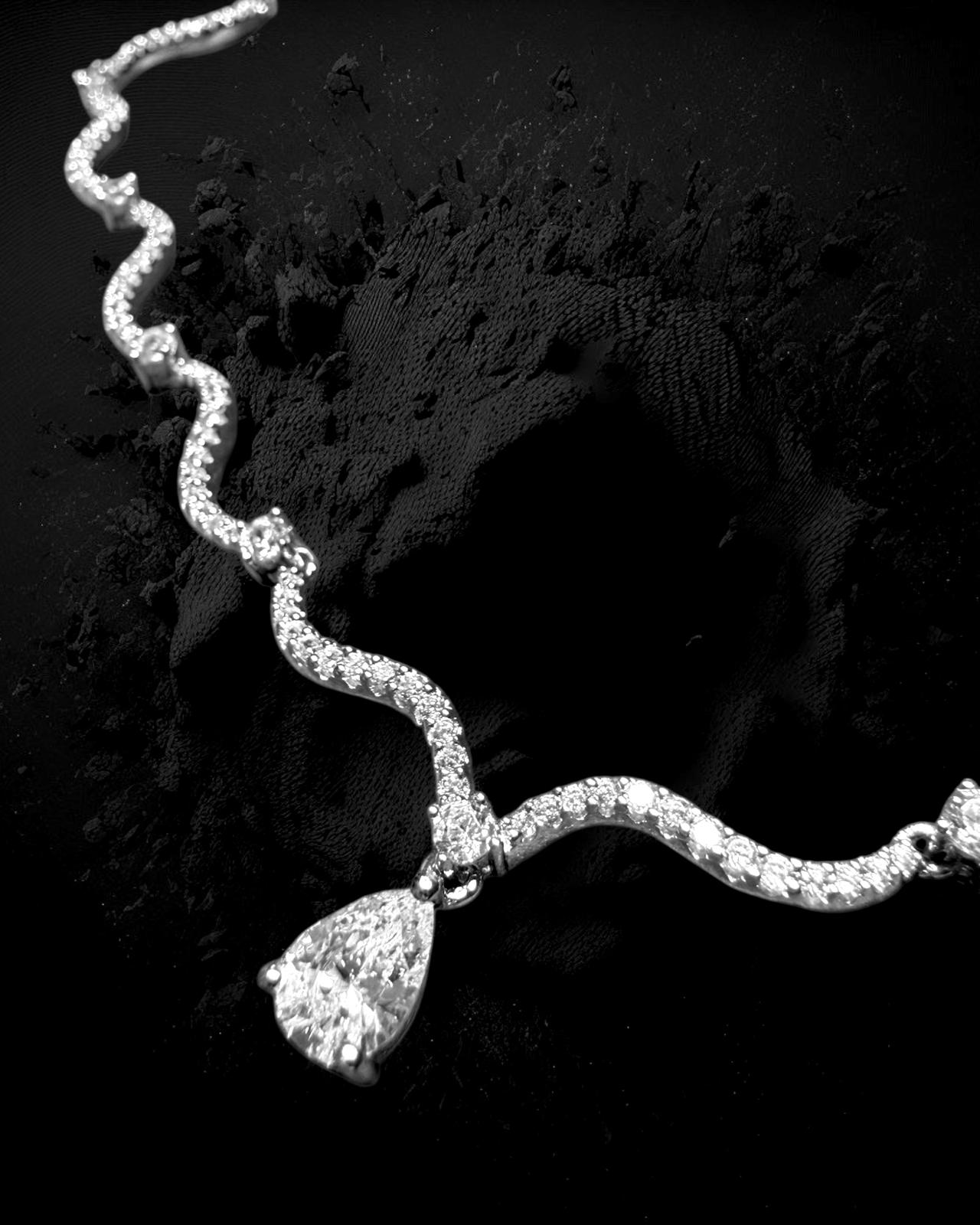 Colar Encanto com Gota em Prata Branca