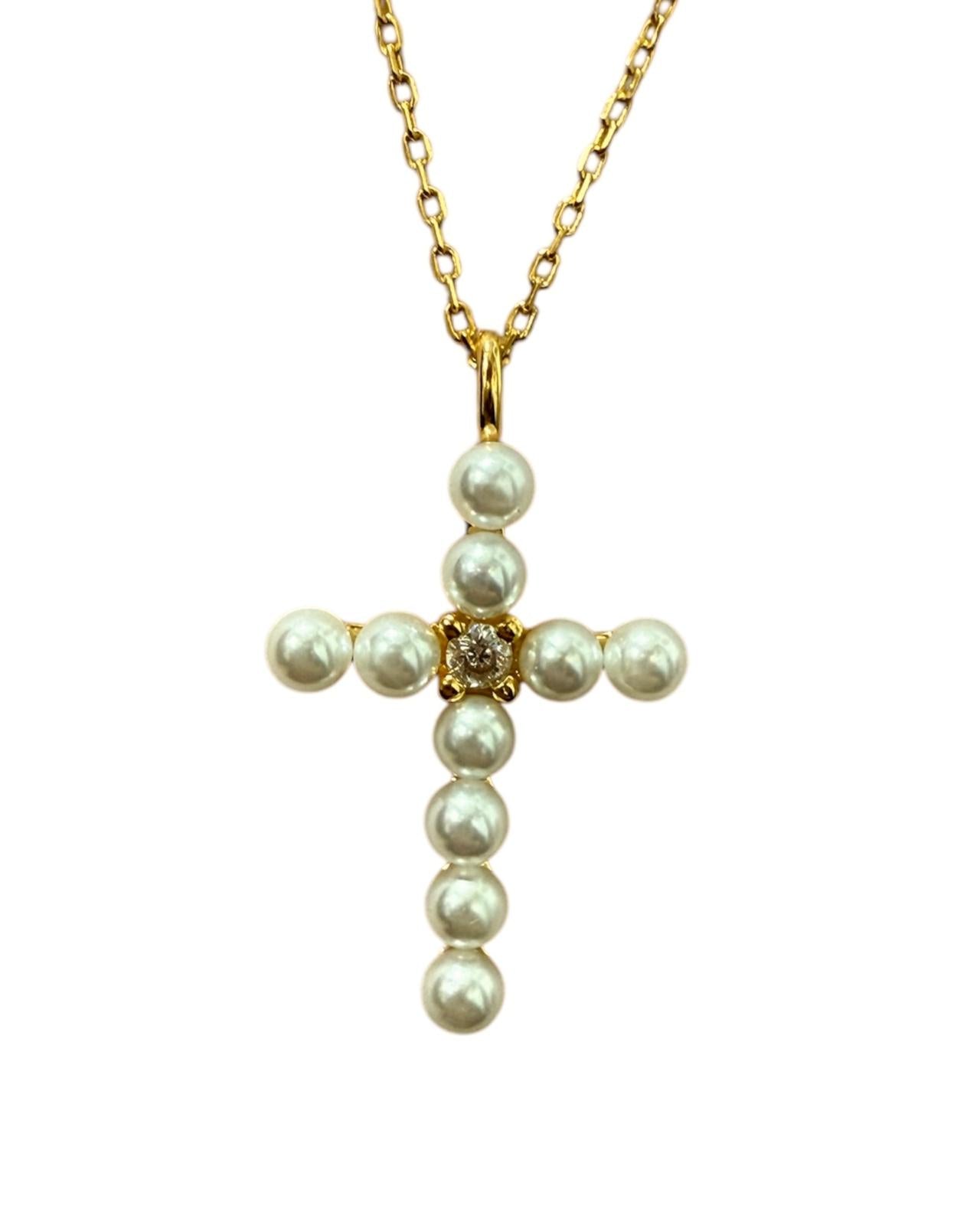 Colar com Cruz de Pérolas em Prata Dourada 925%, cruz delicada com pérolas, jóia com simbolismo.