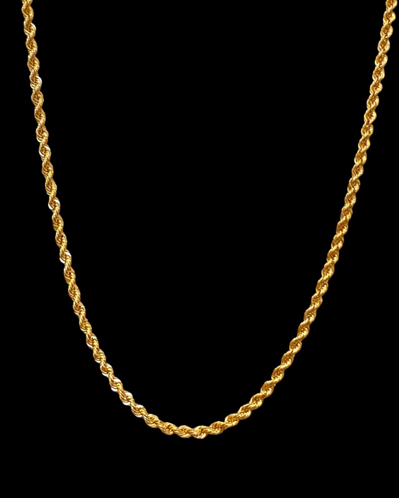 Corrente malha torcida em ouro com design clássico e elegante para uso diário ou com medalhas.