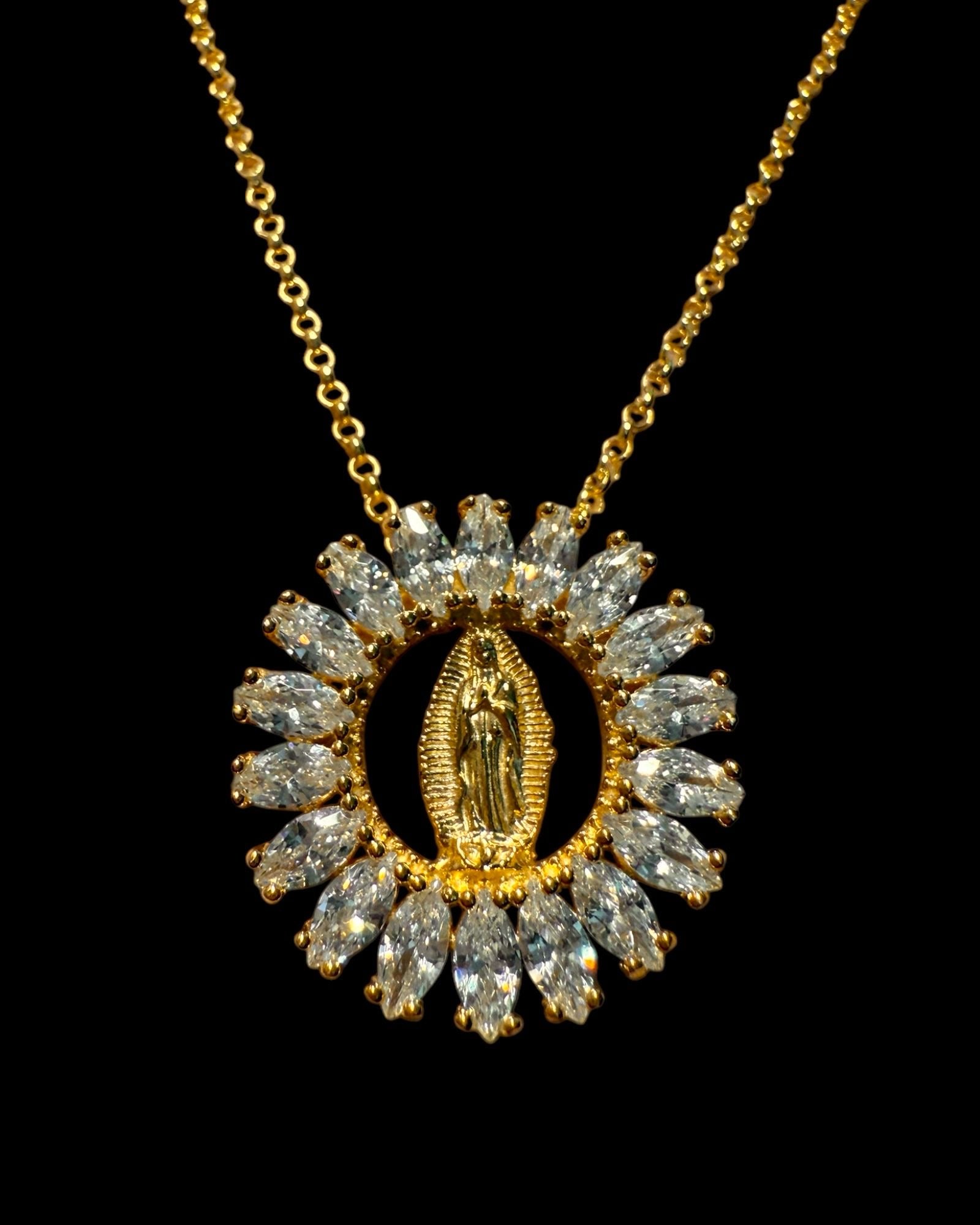 Colar Nossa Senhora das Graças em Prata Dourada 925%, com pedras brilhantes em formato oval.